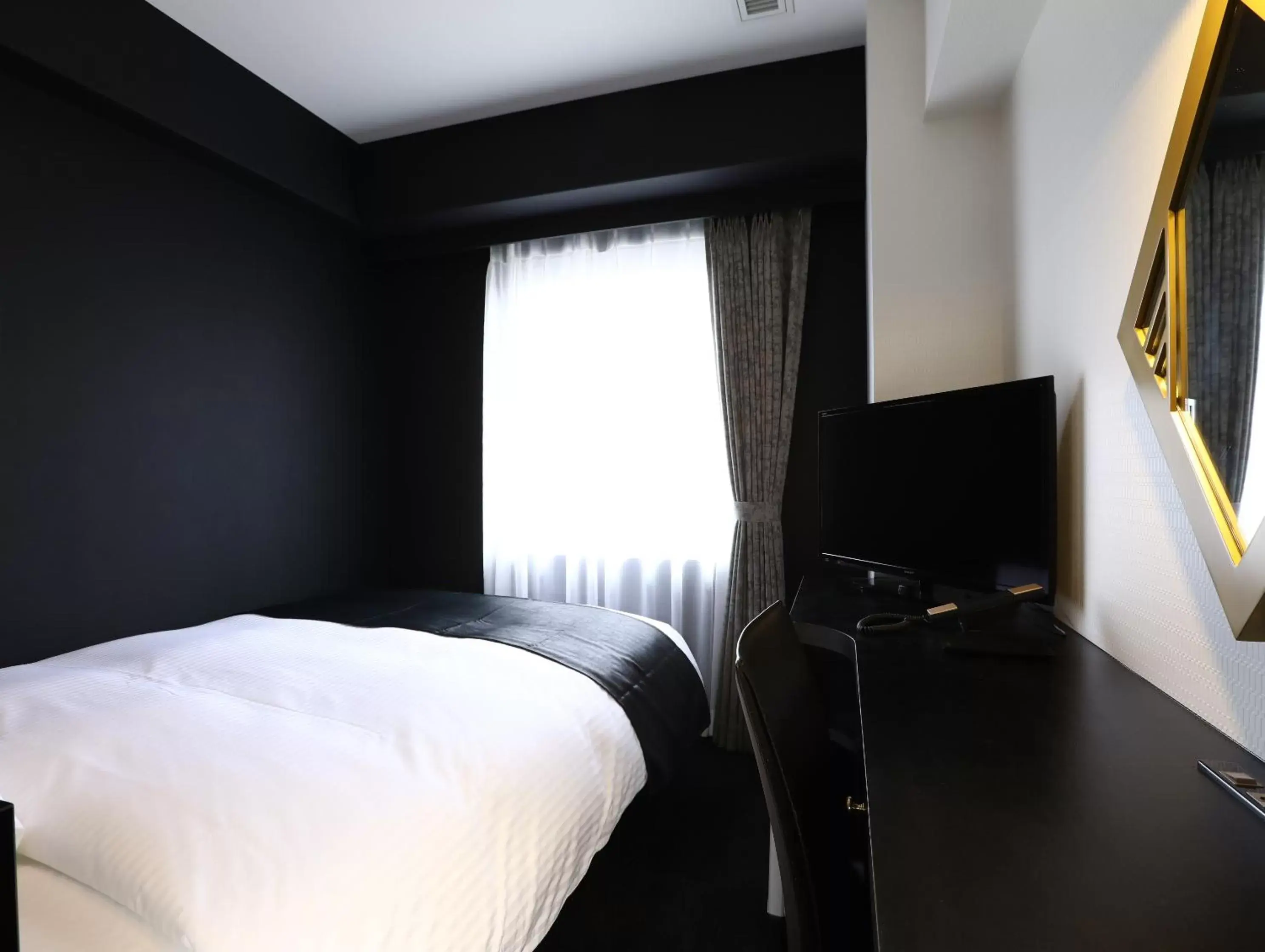 Bed, TV/Entertainment Center in Hotel Wing International Select Osaka Umeda