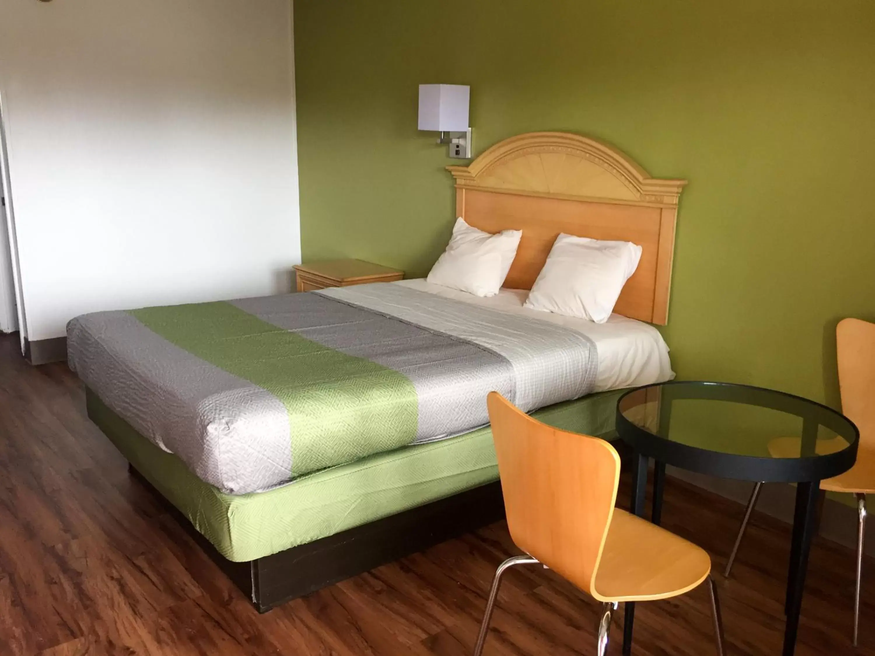 Bed in Motel 6-Parkersburg, WV Bed in Motel 6-Parkersburg, WV