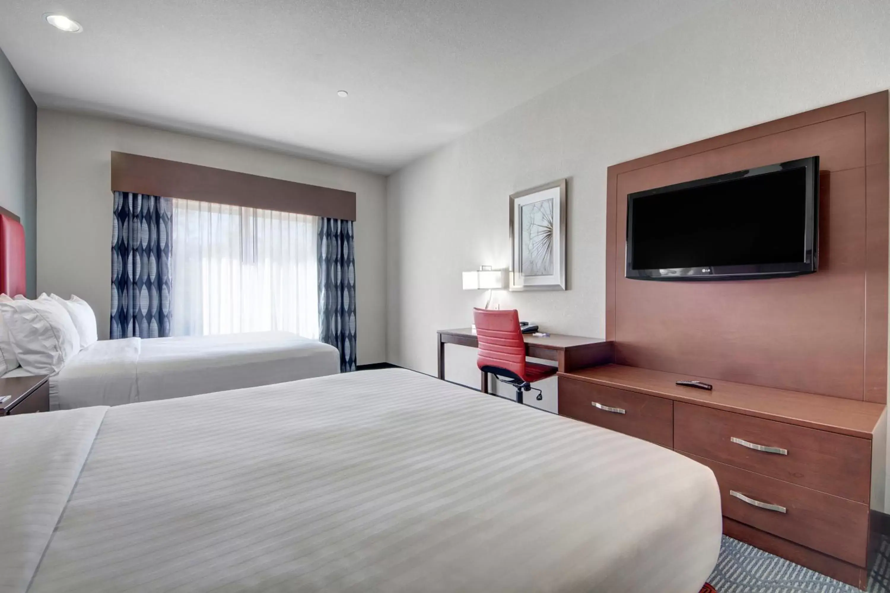 Photo of the whole room, Bed in Holiday Inn Express and Suites Oklahoma City North, an IHG Hotel