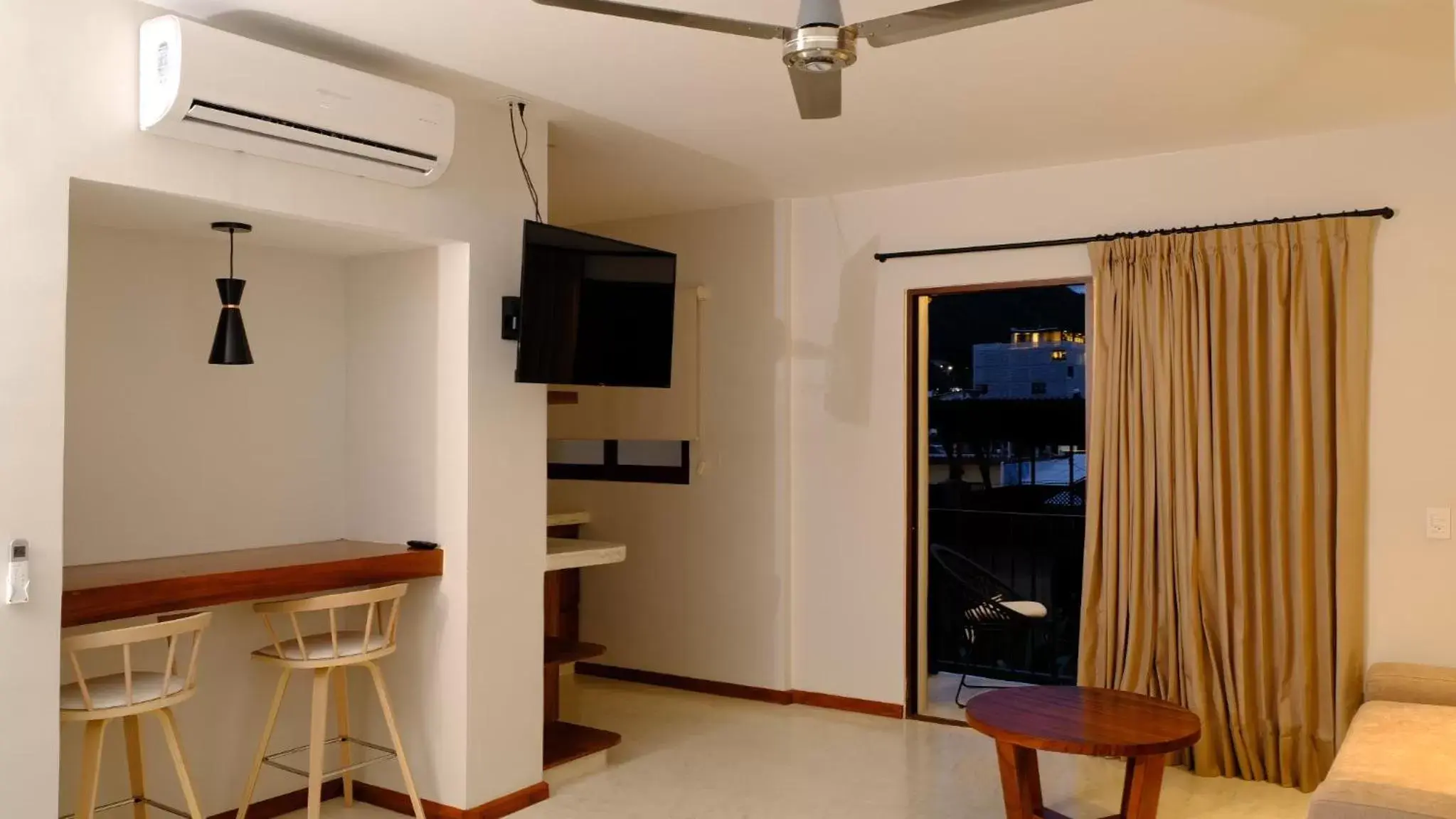 TV and multimedia, TV/Entertainment Center in Hotel Eloisa