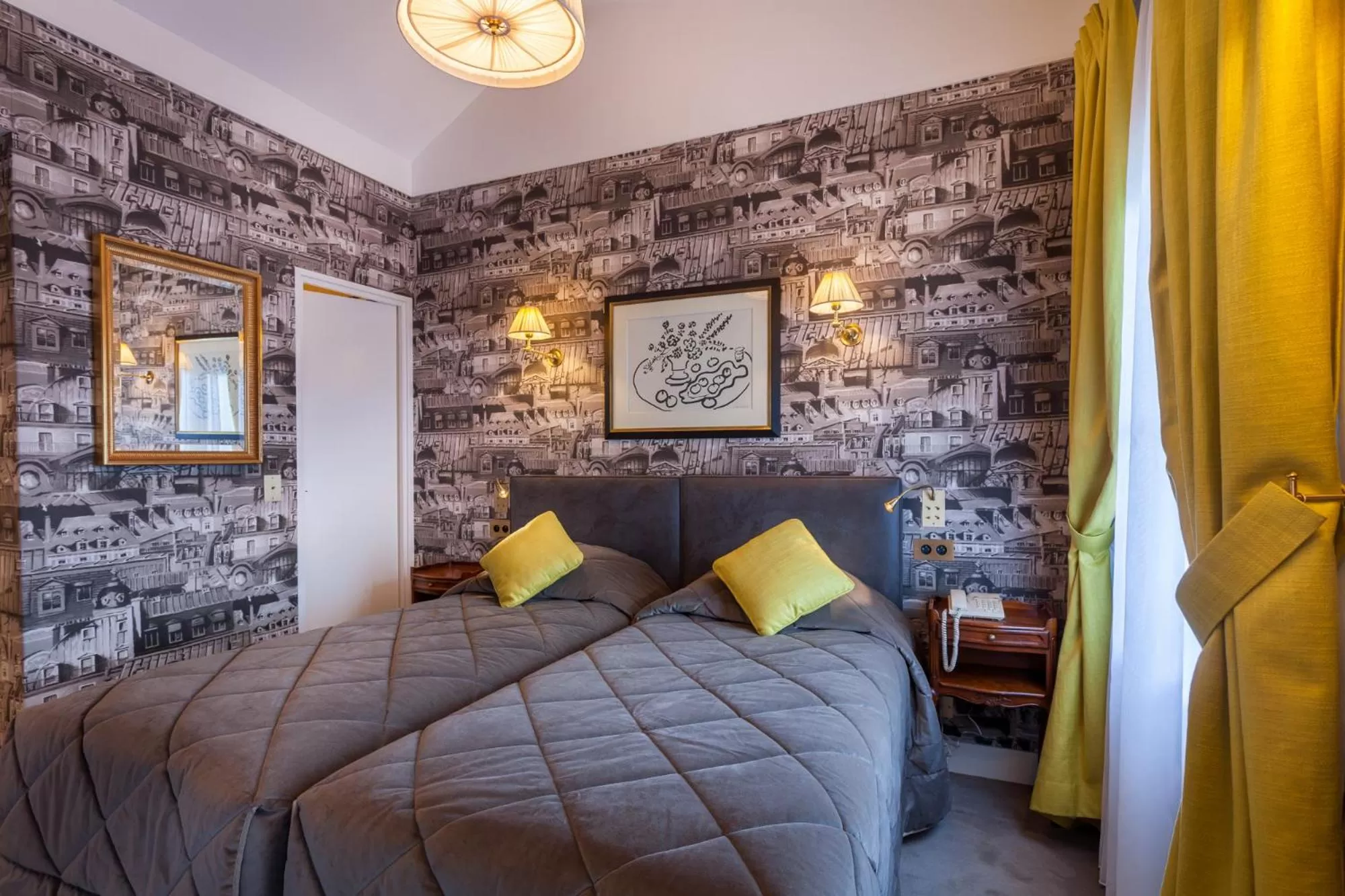 Photo of the whole room, Bed in Grand Hôtel de L'Univers Saint-Germain