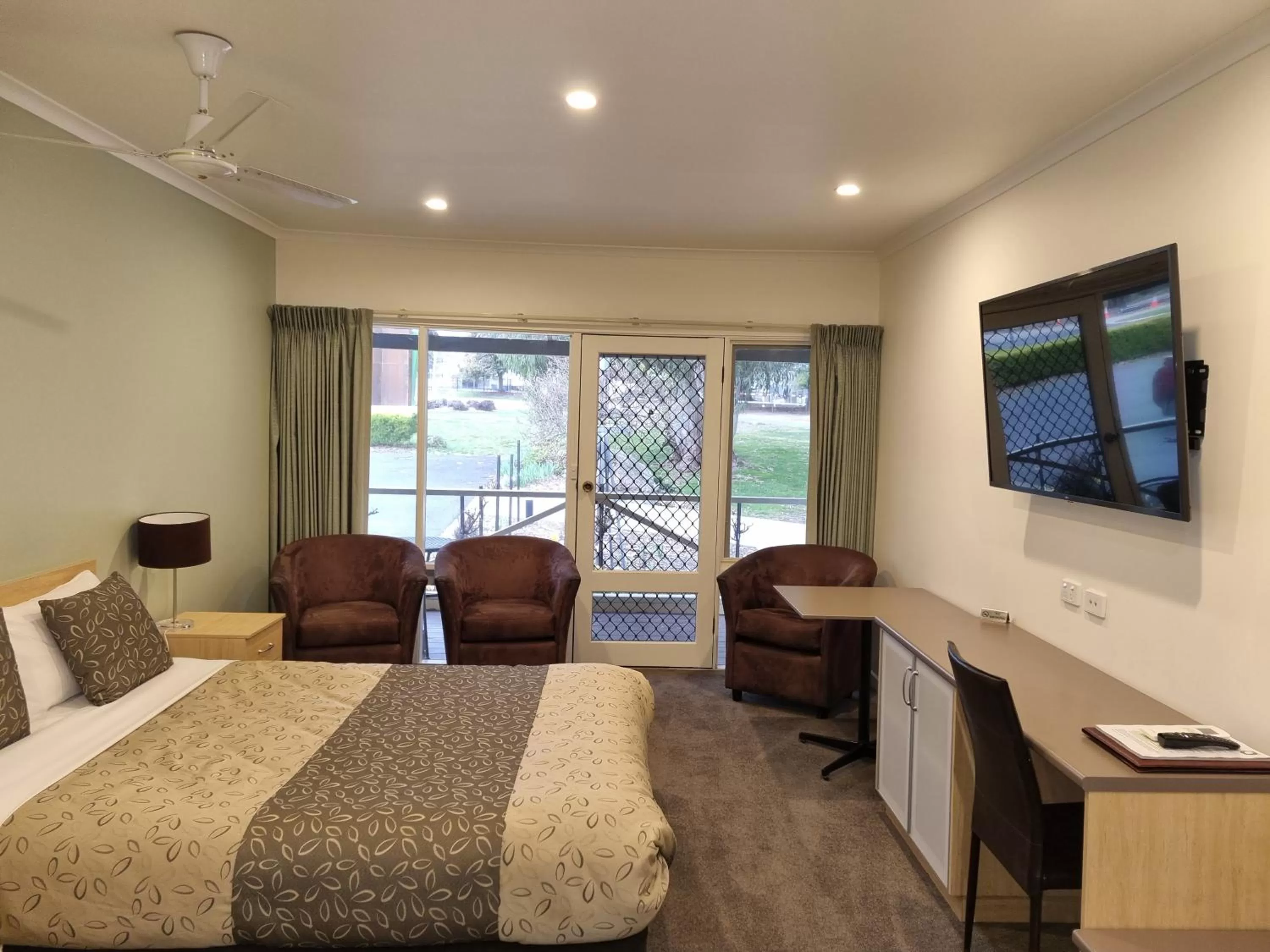 View (from property/room), Bed in Golden Heritage Accommodation