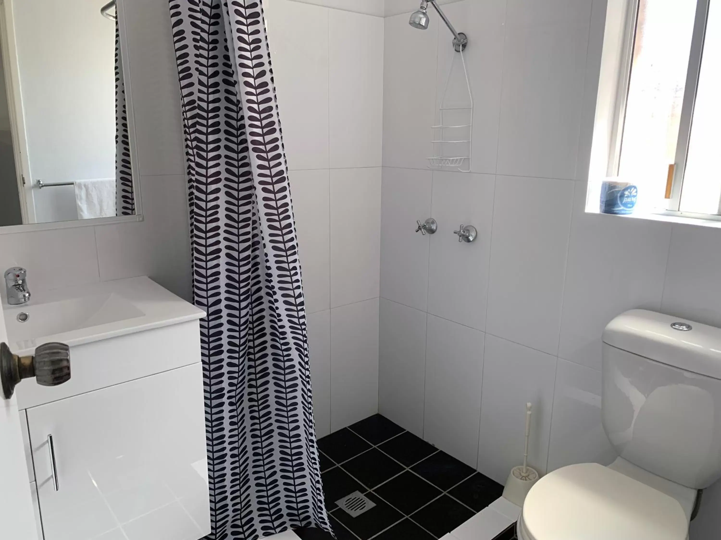Shower, Bathroom in Baths Motel Moree