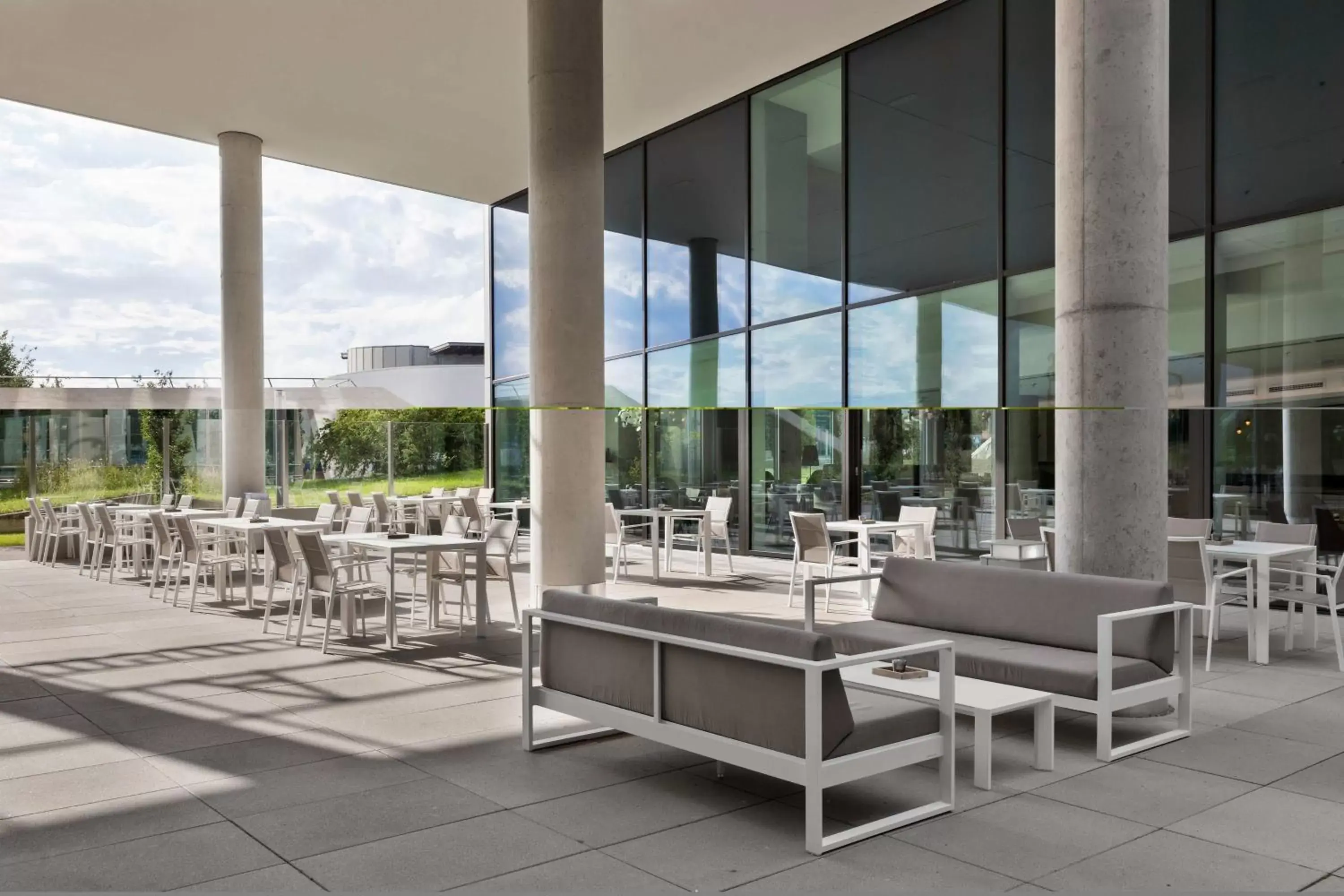 Restaurant/Places to Eat in Courtyard by Marriott Munich Garching