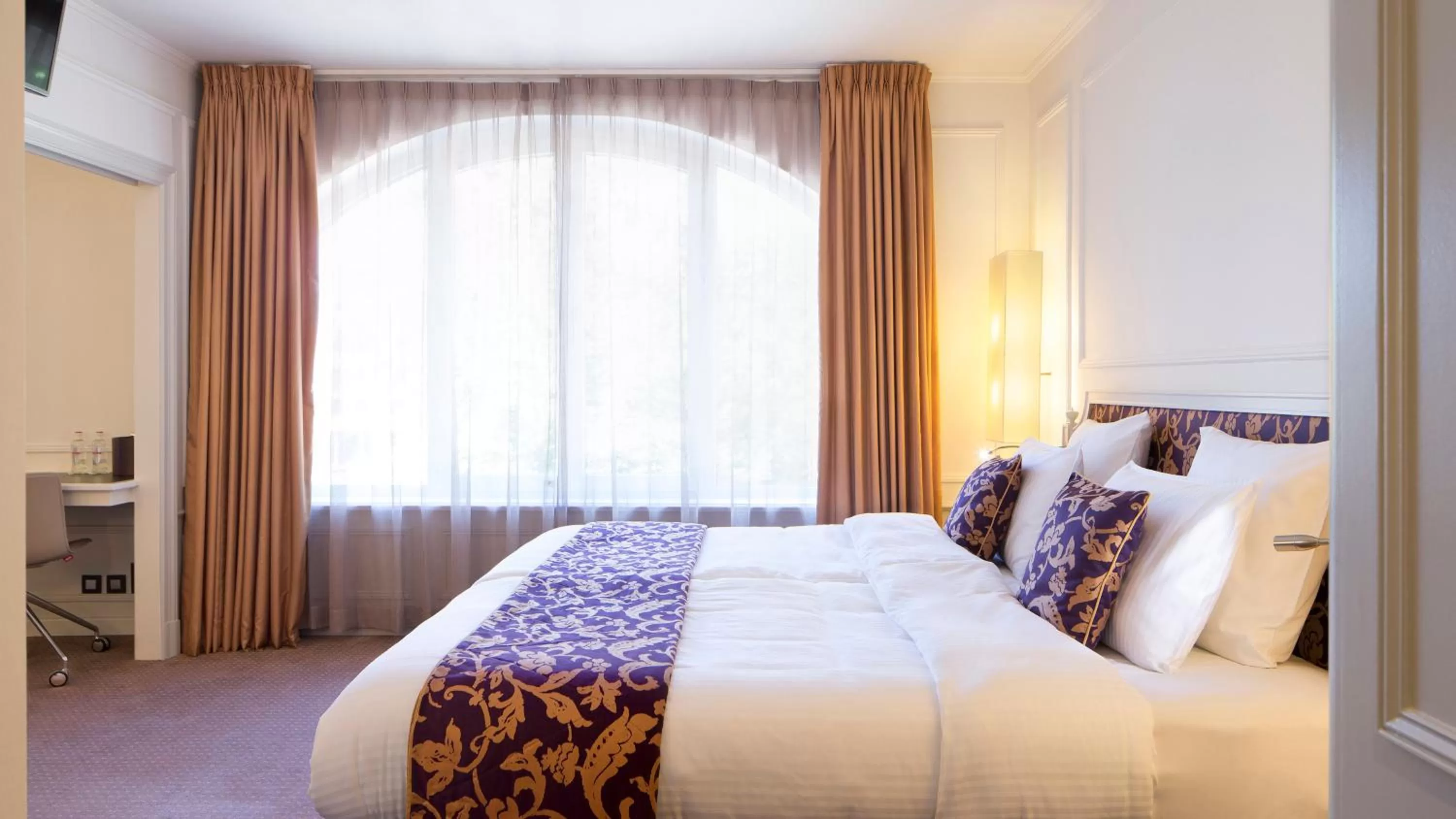 Photo of the whole room, Bed in Crowne Plaza Hotel Brugge by IHG