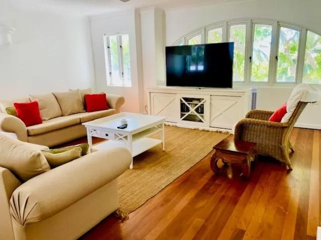 TV and multimedia in BeachView Apartments at Villa Paradiso