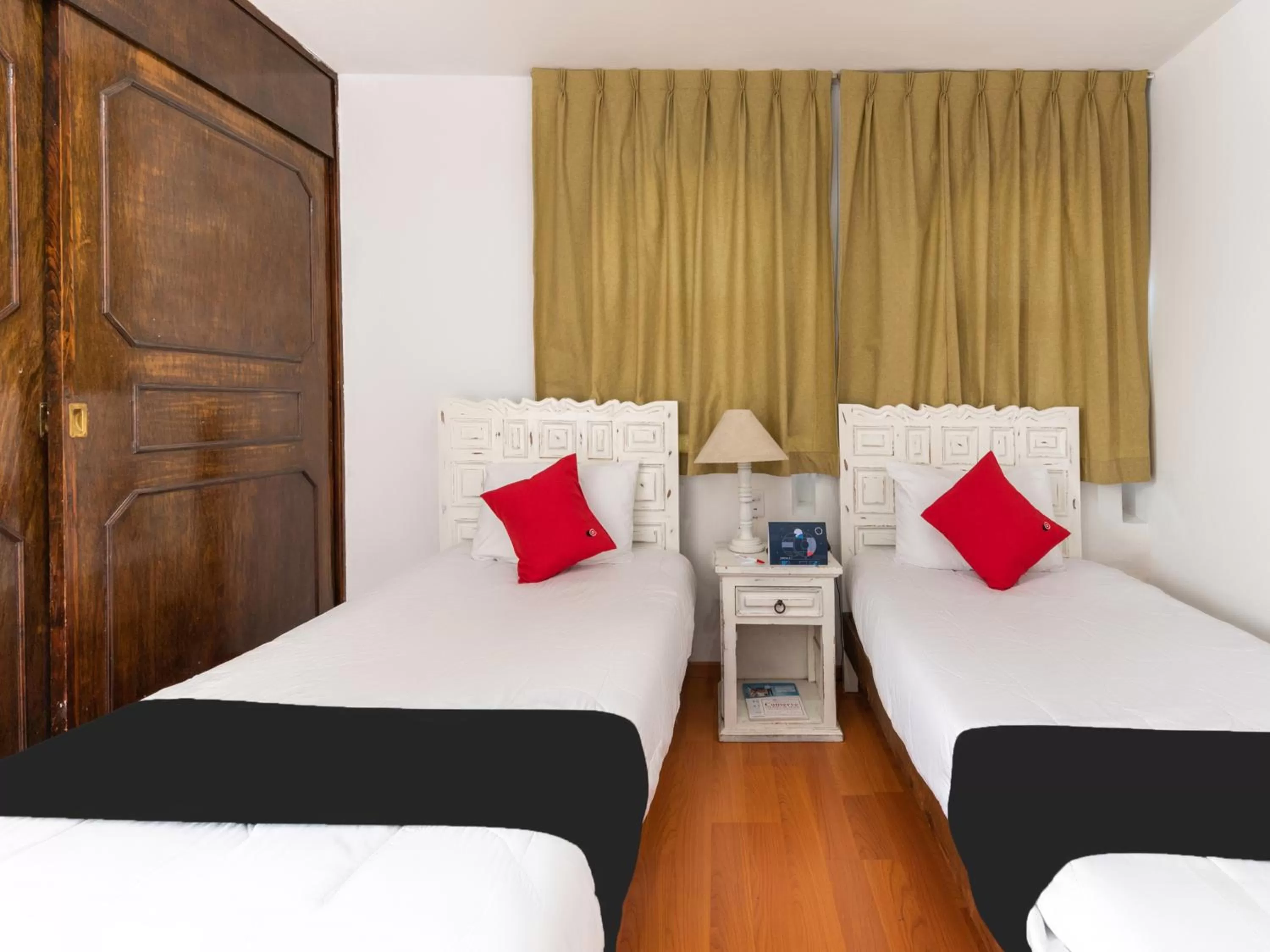 Bedroom, Bed in Suites Internacional