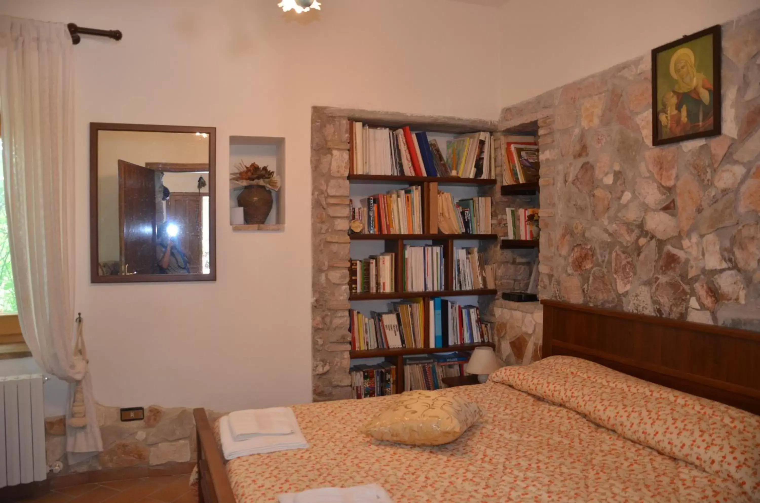 Photo of the whole room, Library in B&B La Terrazza Del Subasio