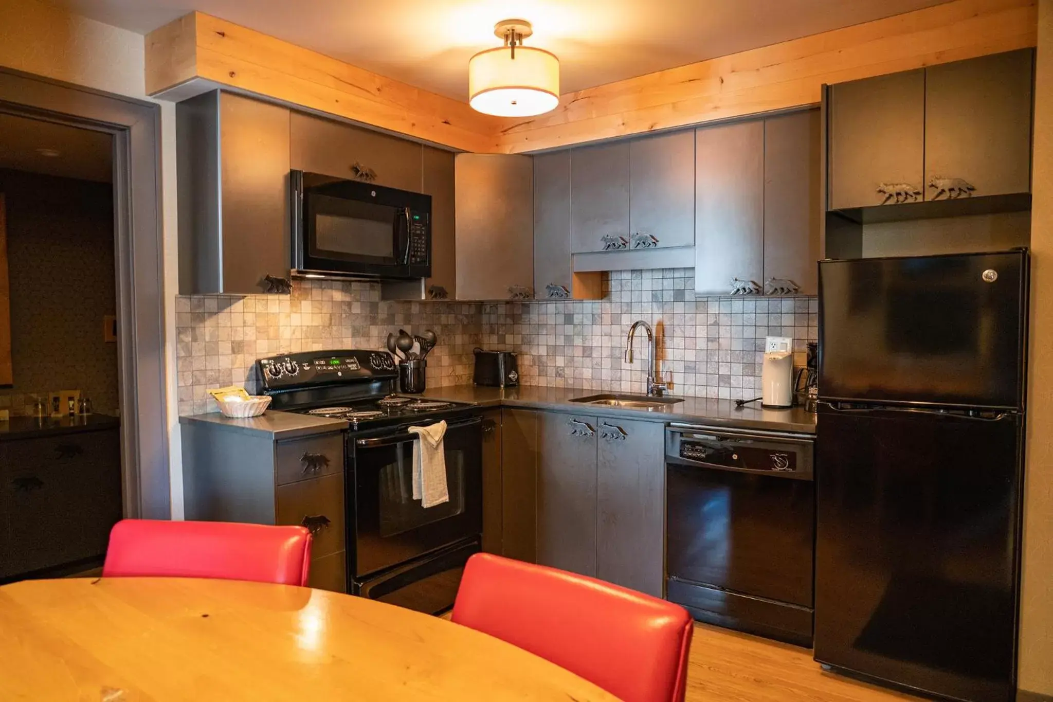 Kitchen or kitchenette, Kitchen/Kitchenette in Banff Rocky Mountain Resort