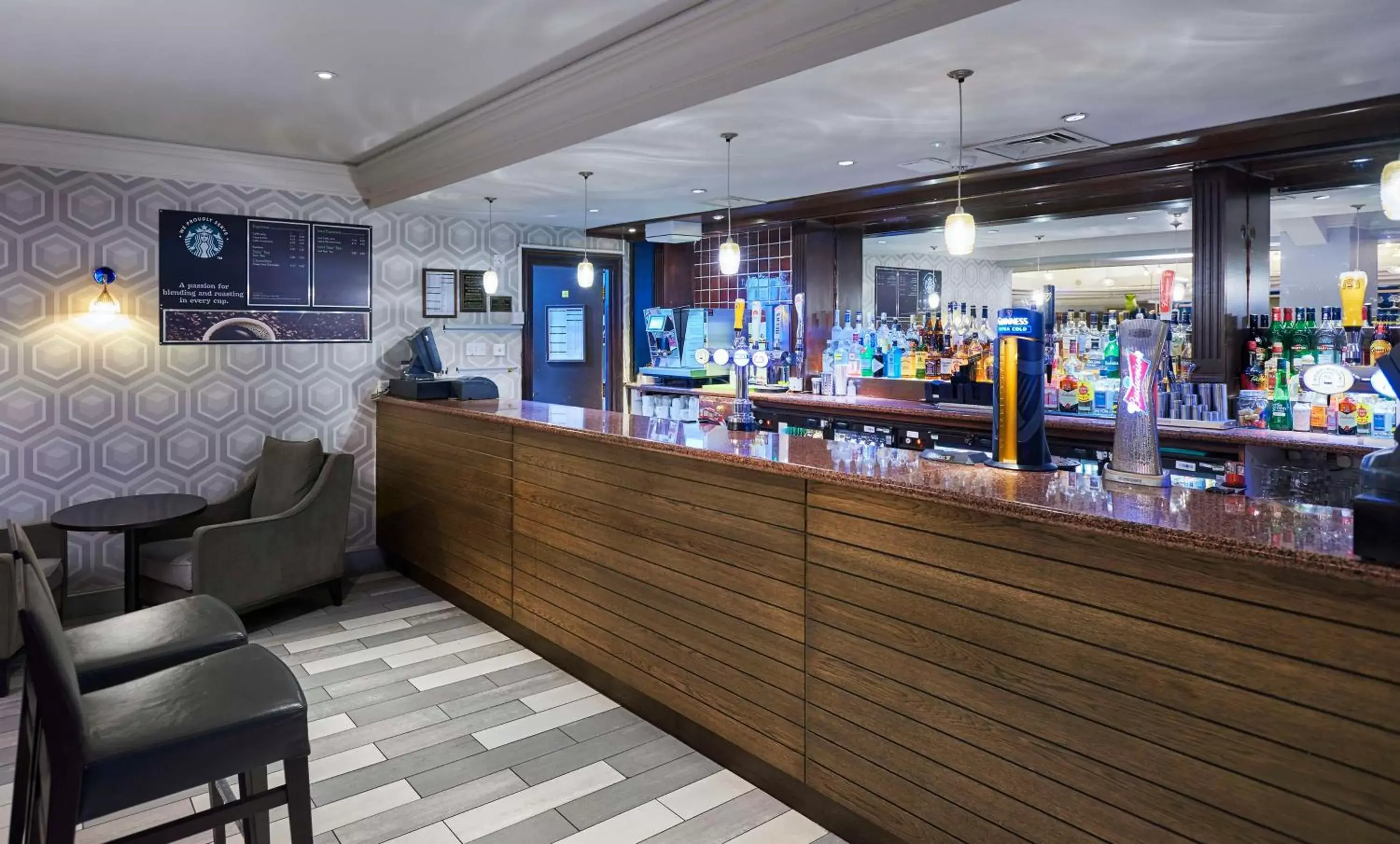 Living room, Lounge/Bar in DoubleTree by Hilton Bristol North