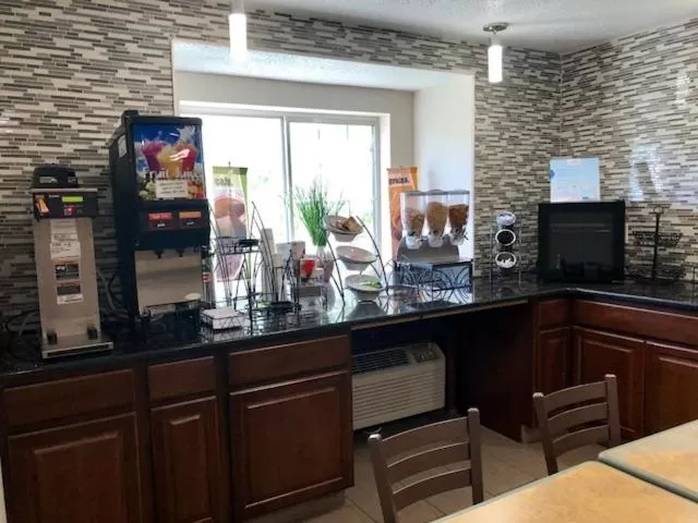 Communal kitchen in Microtel Inn by Wyndham - Murfreesboro
