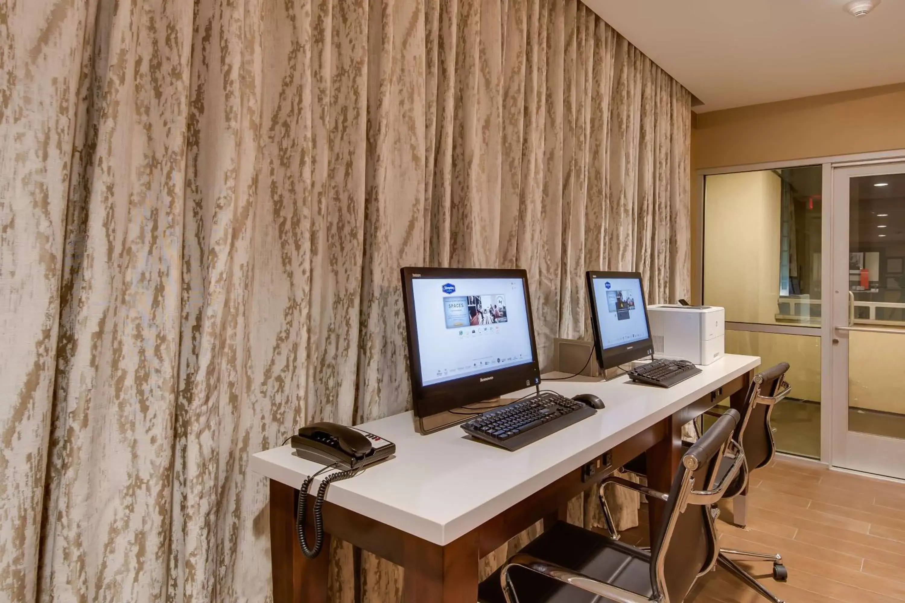 Business facilities in Hampton Inn & Suites Los Angeles - Glendale