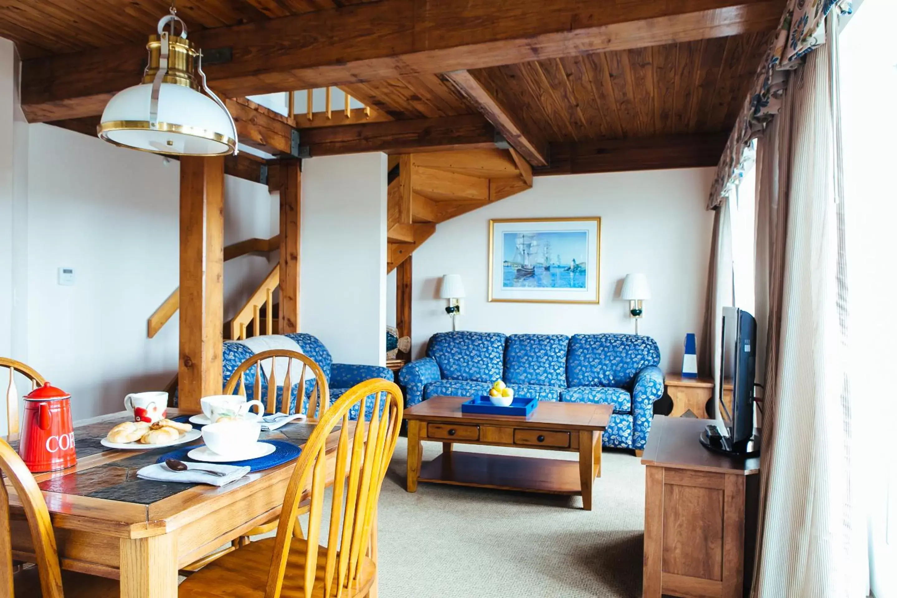 Living room, Dining Area in Newport Bay Club and Hotel