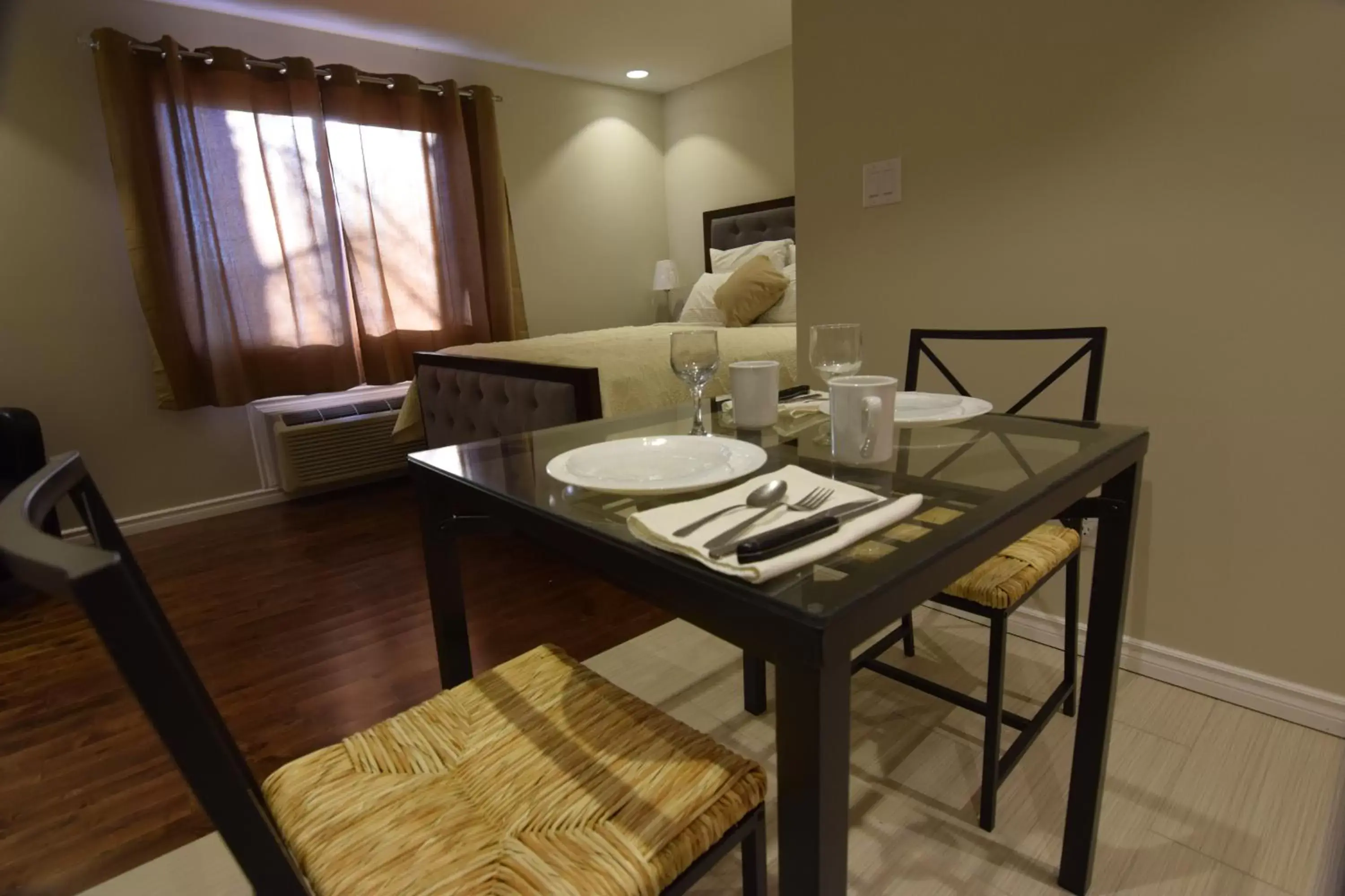 Dining Area in The Lion Inn & Suites