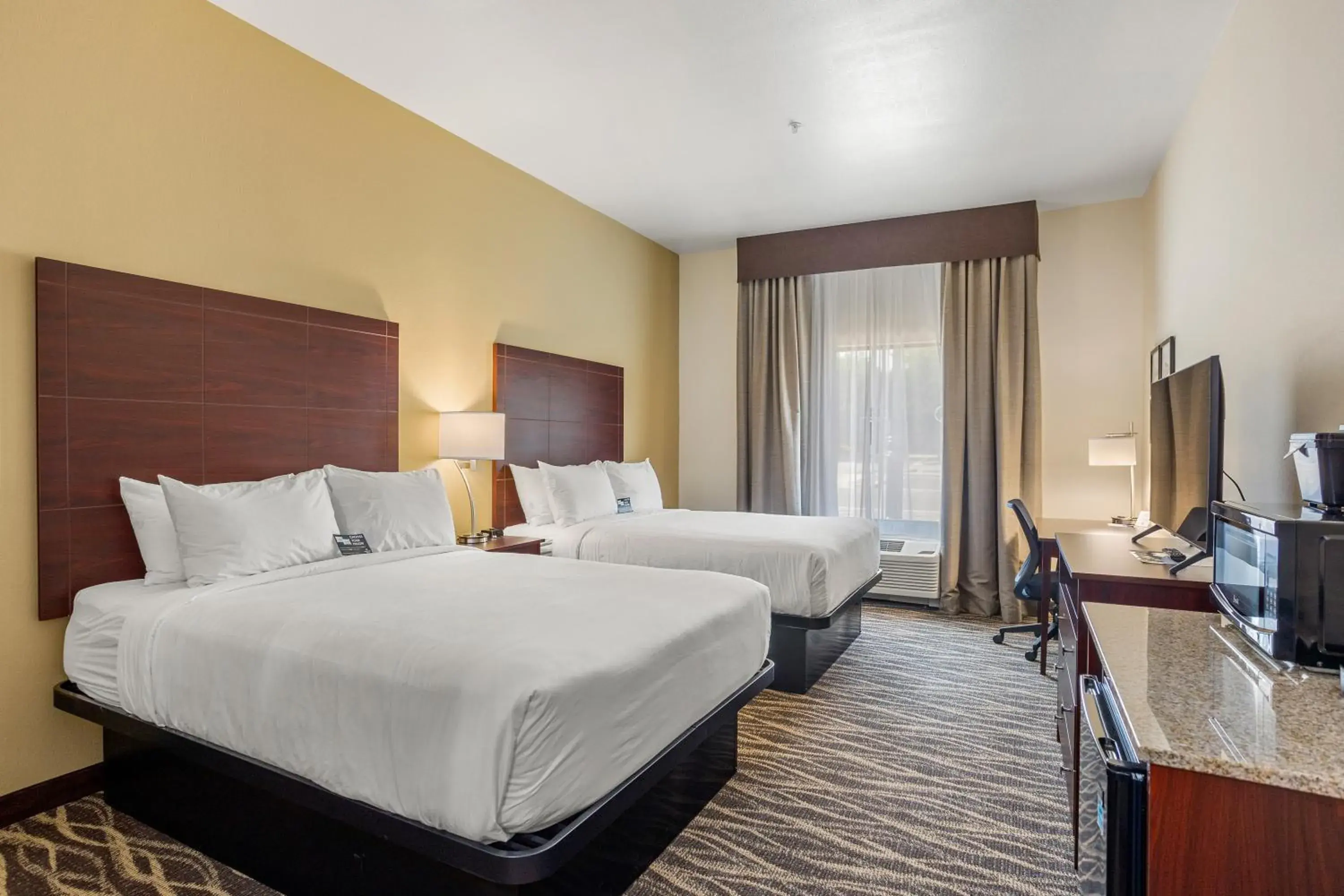 Bed in Cobblestone Hotel & Suites - De Pere