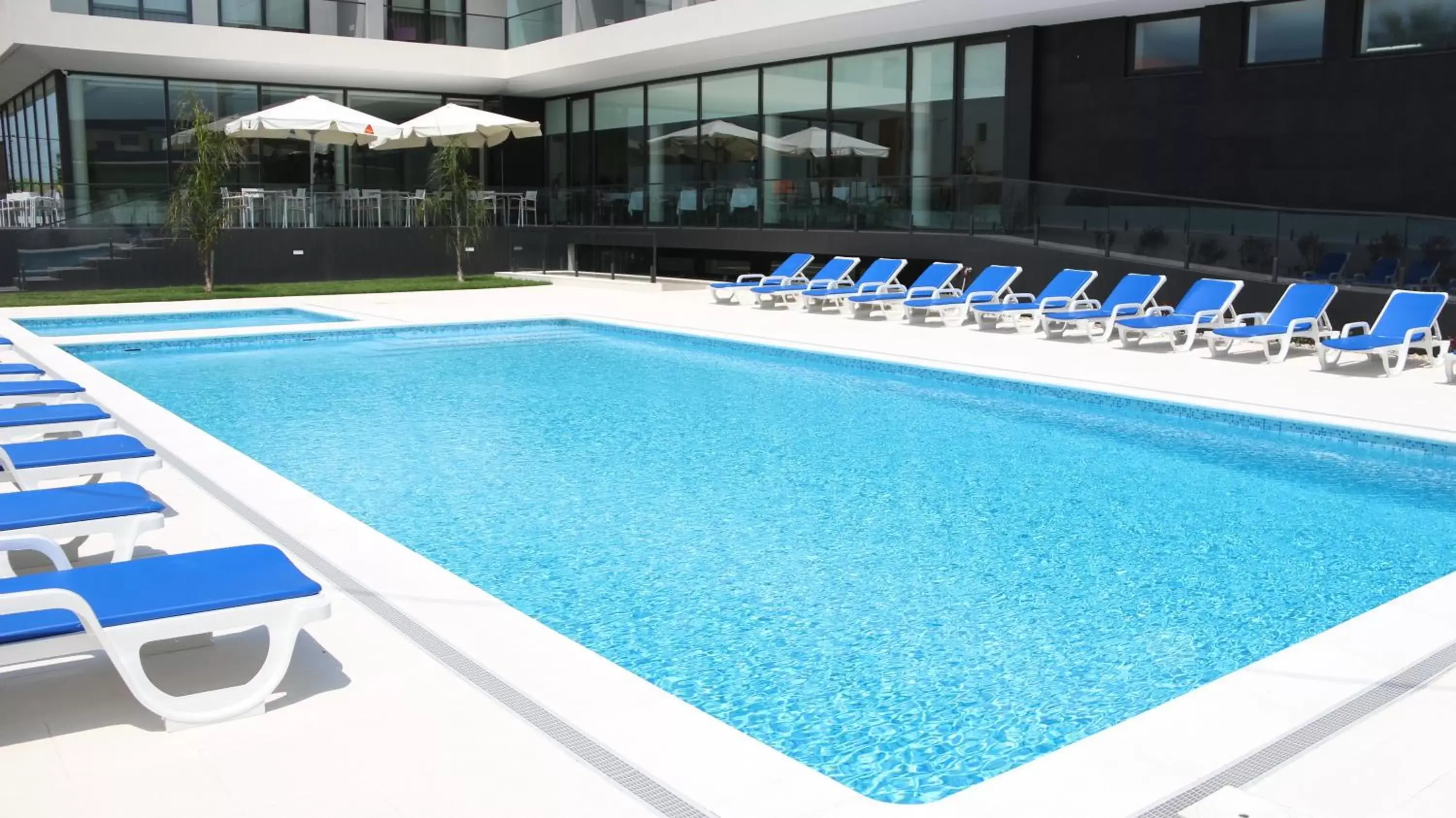 Public Bath, Swimming Pool in Hotel Monte Lírio