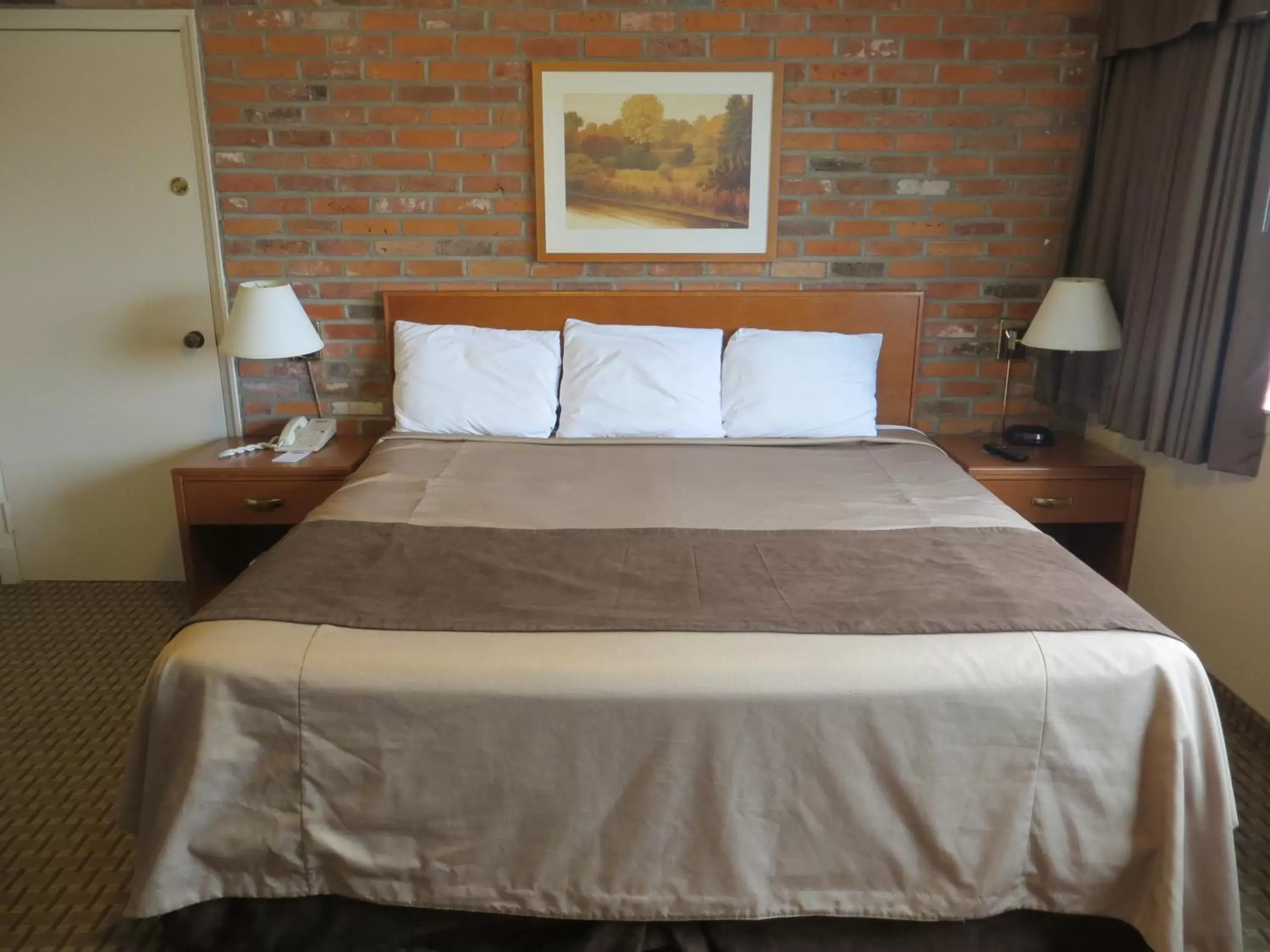 Bed in Travelodge by Wyndham Thunder Bay ON
