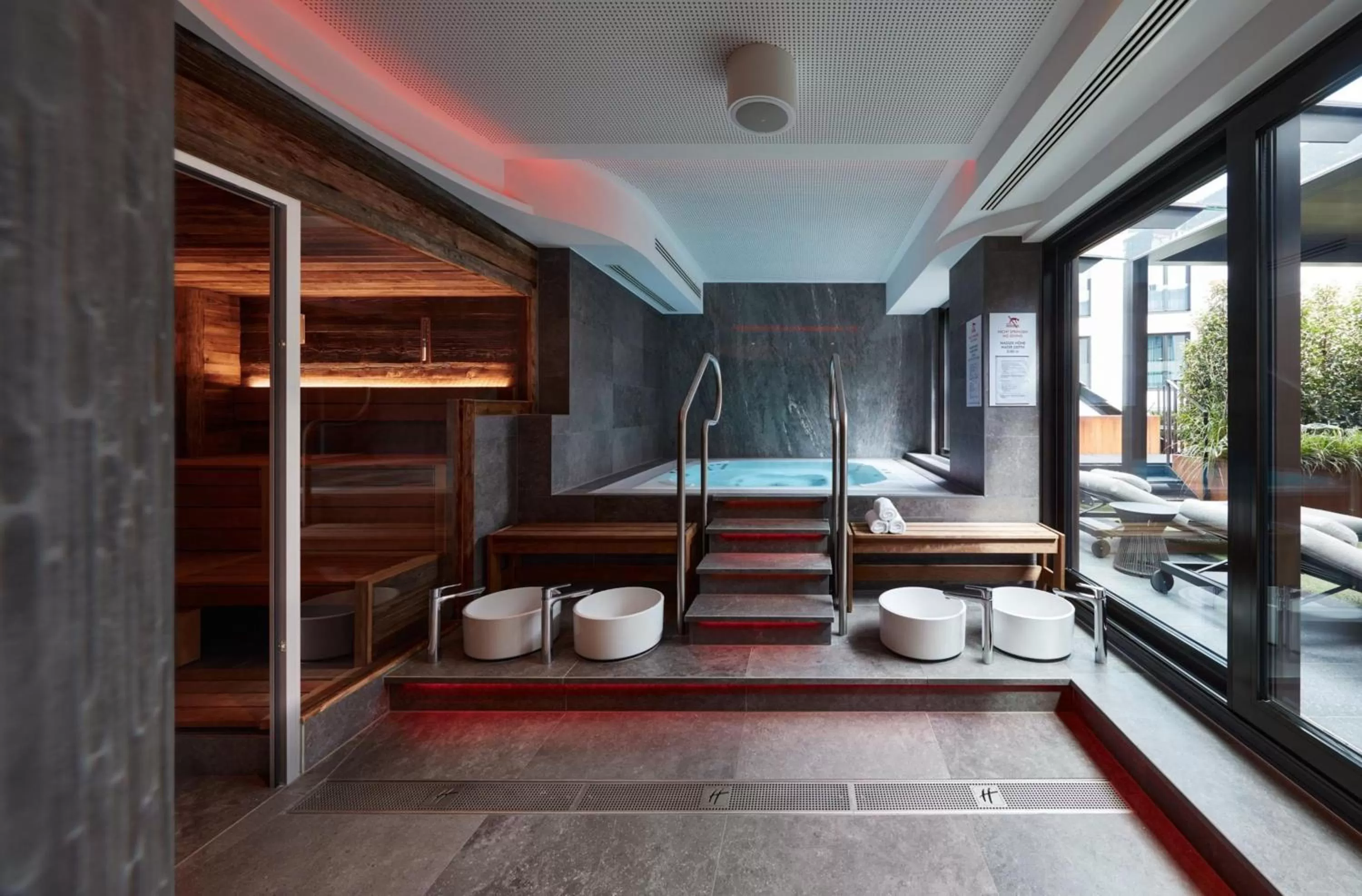 Swimming pool, Bed in Holiday Inn - Osnabrück by IHG