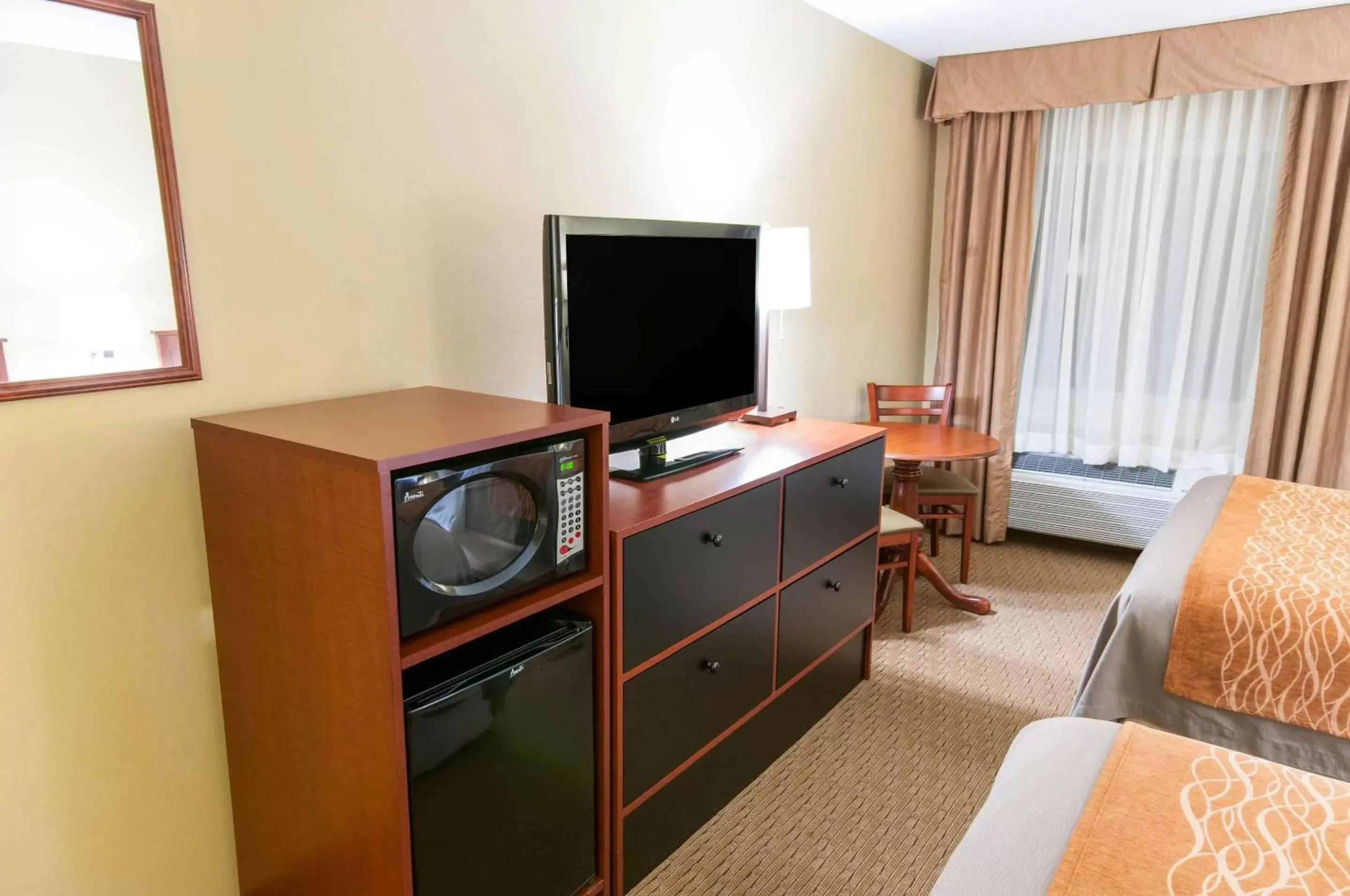 Photo of the whole room, TV/Entertainment Center in Comfort Inn Amish Country