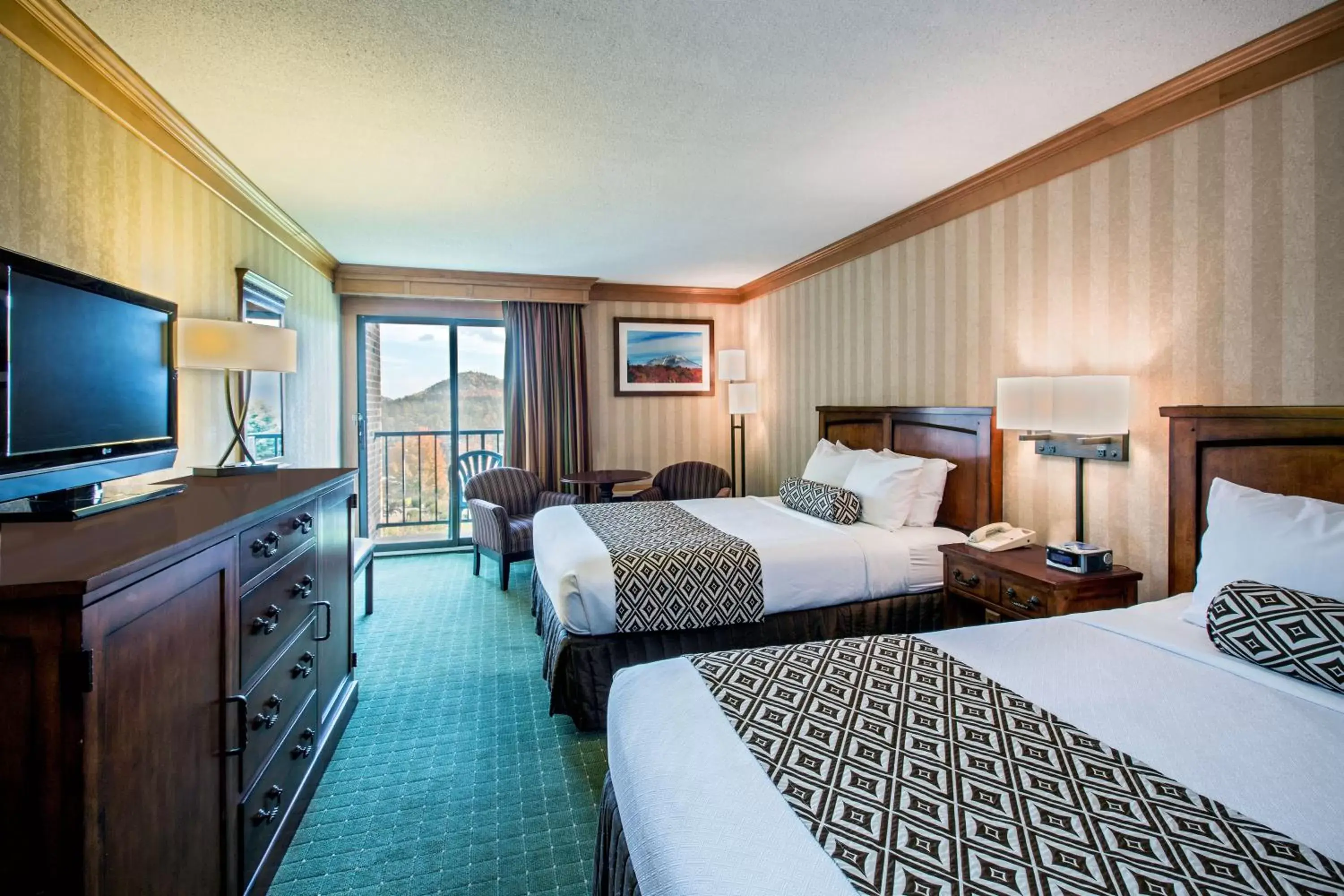 Photo of the whole room, Bed in Crowne Plaza Lake Placid, an IHG Hotel