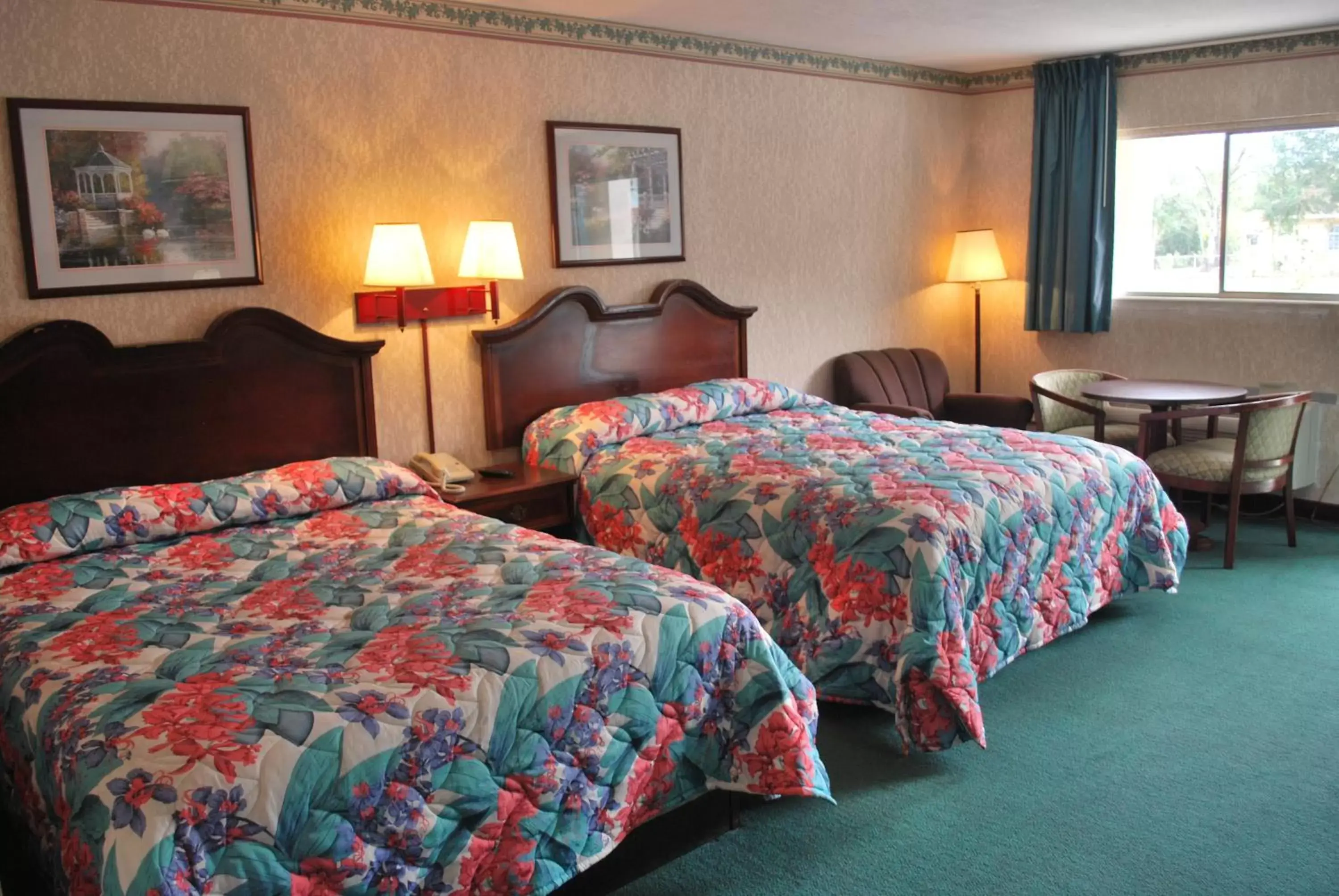 Bedroom, Bed in Best Motel Lakeland