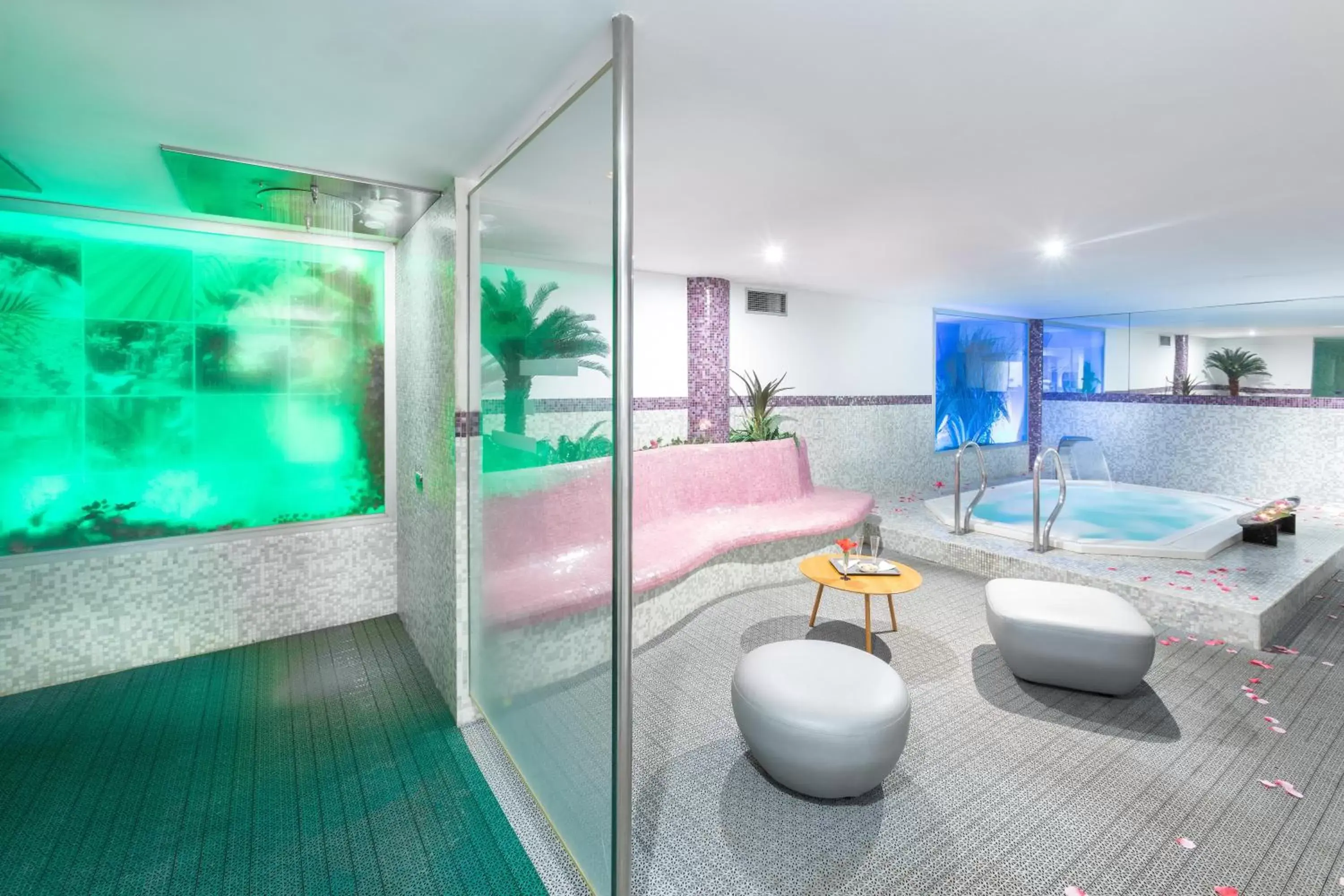 Hot Tub, Swimming Pool in Chatur Playa Real Resort
