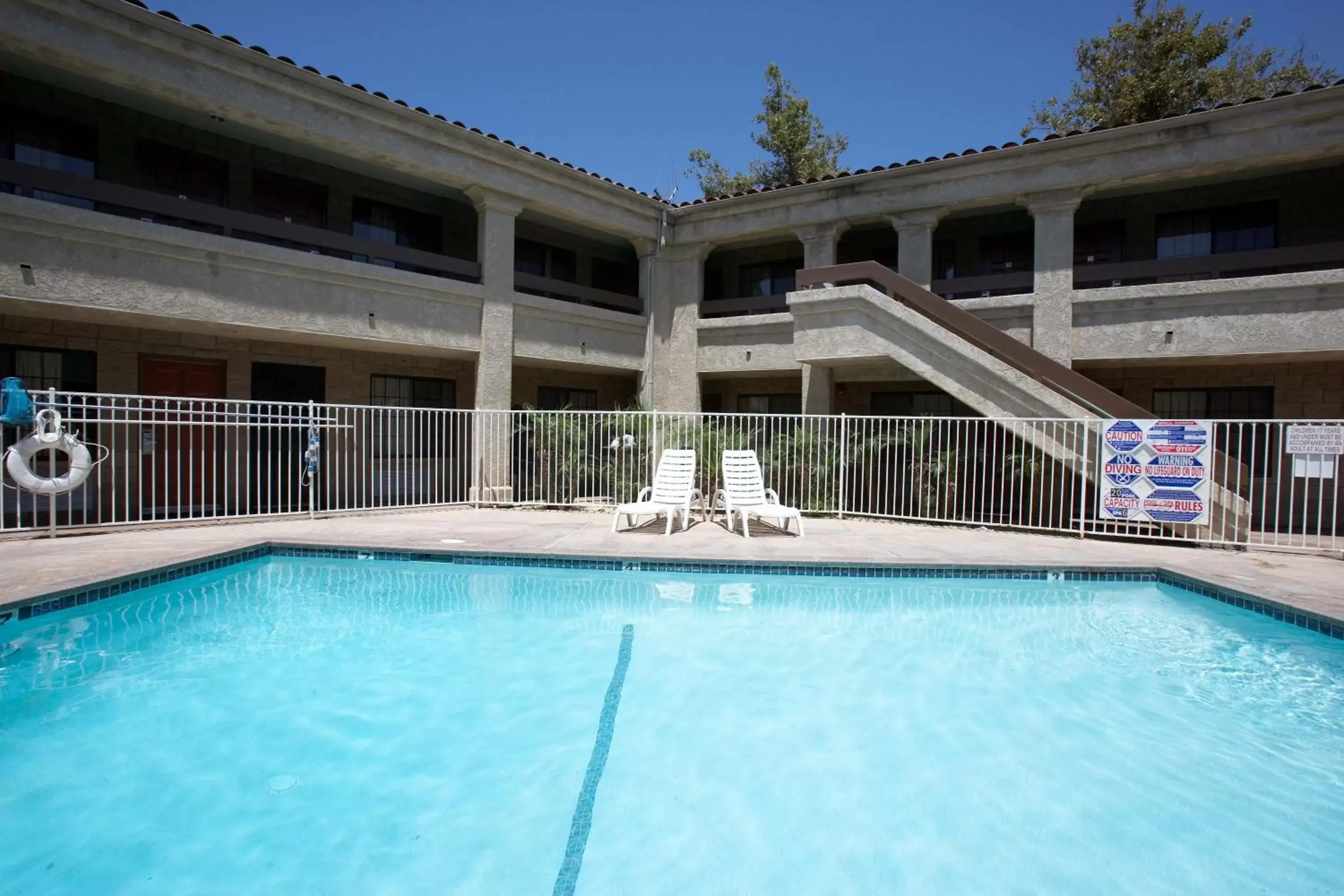 Swimming Pool in Premier Inns Thousand Oaks