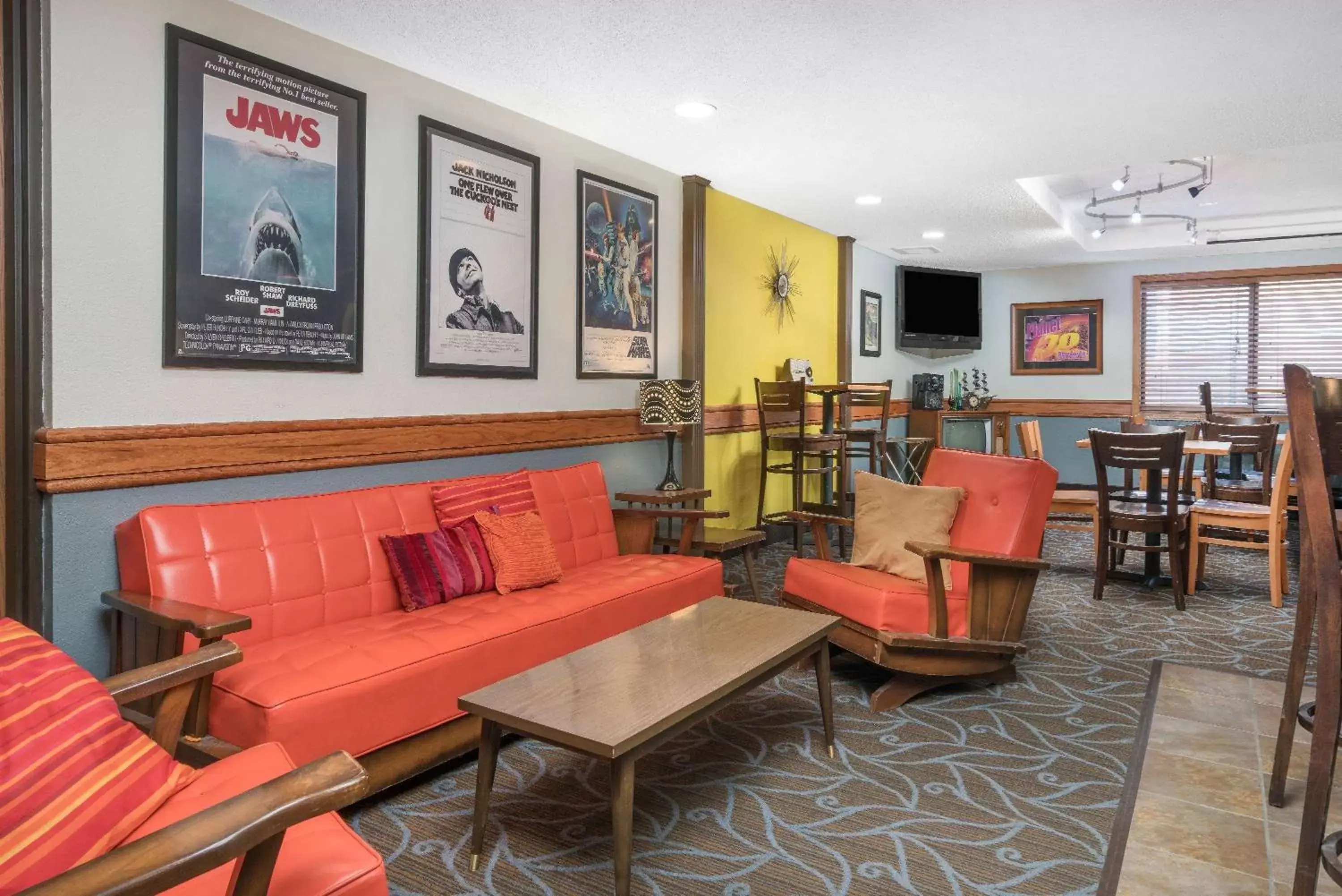Lounge or bar in AmericInn by Wyndham Fort Dodge