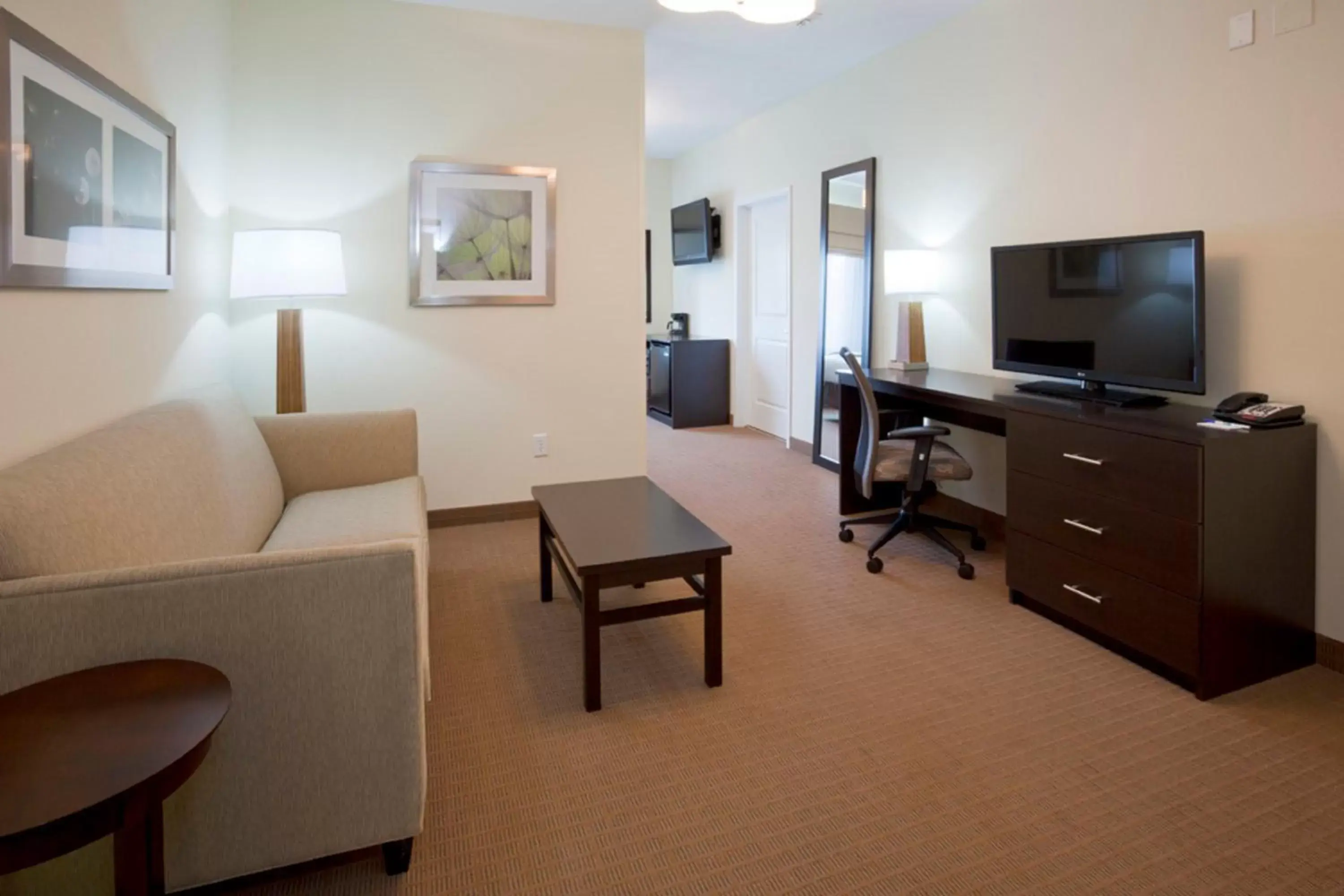 Photo of the whole room, Seating Area in Holiday Inn Express Hotel & Suites Rogers, an IHG Hotel