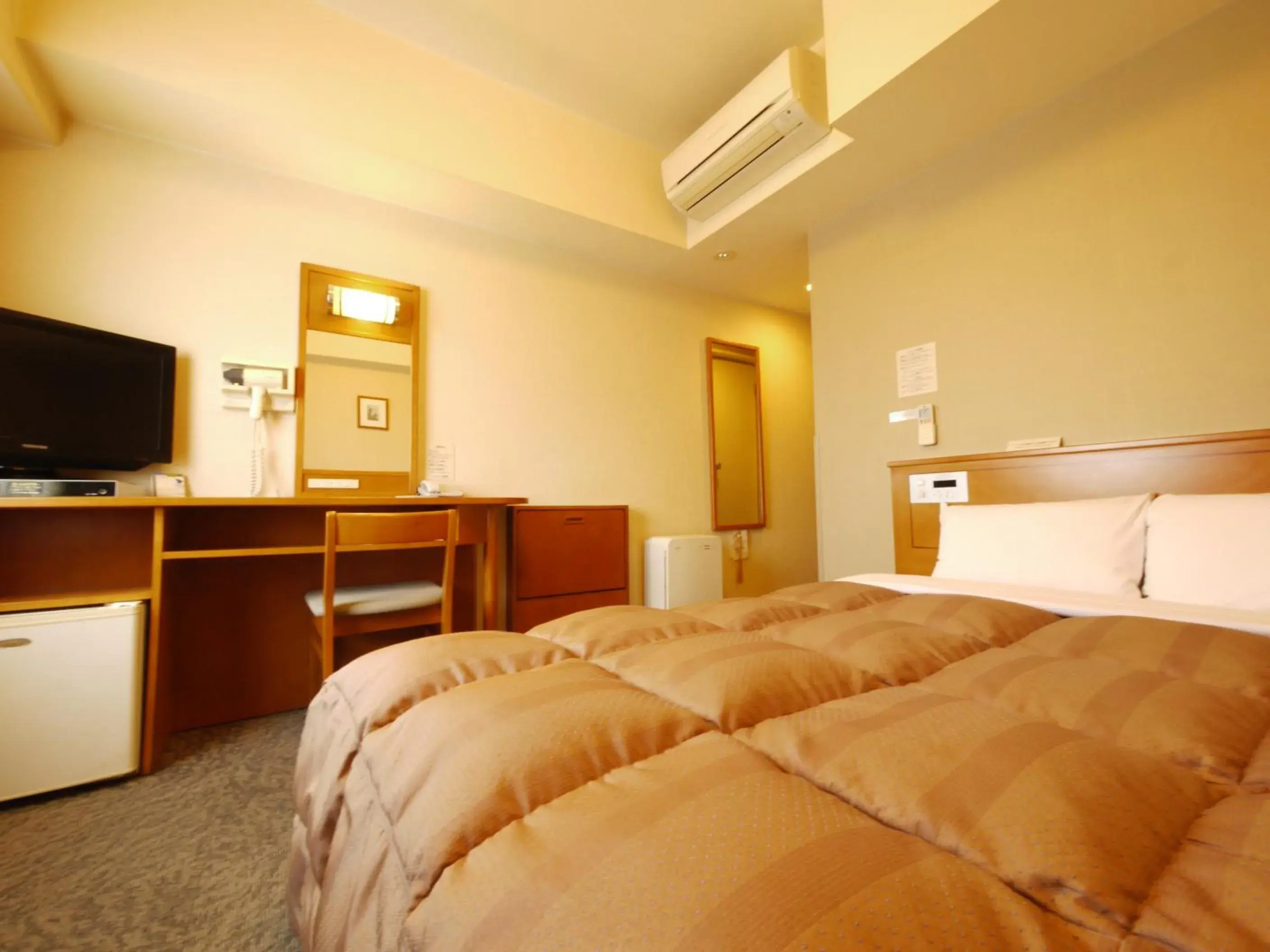 Bed in Hotel Route-Inn Fukaya Ekimae