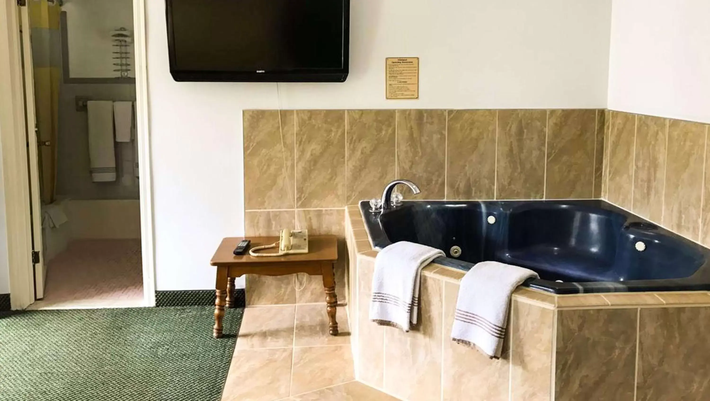 Bathroom, TV/Entertainment Center in Relax Inn Altoona