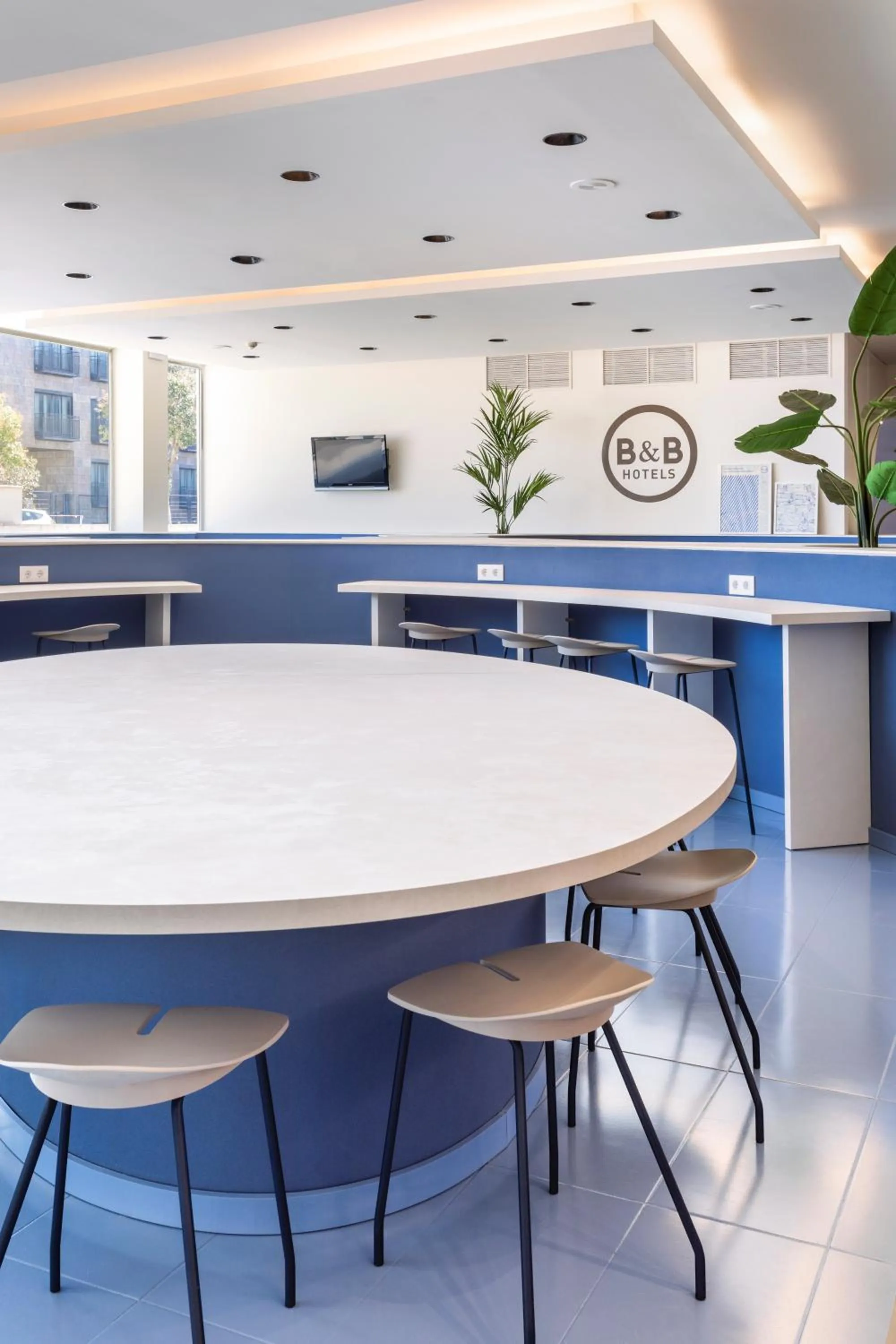 Restaurant/places to eat in B&B HOTEL Madrid Aeropuerto T1 T2 T3