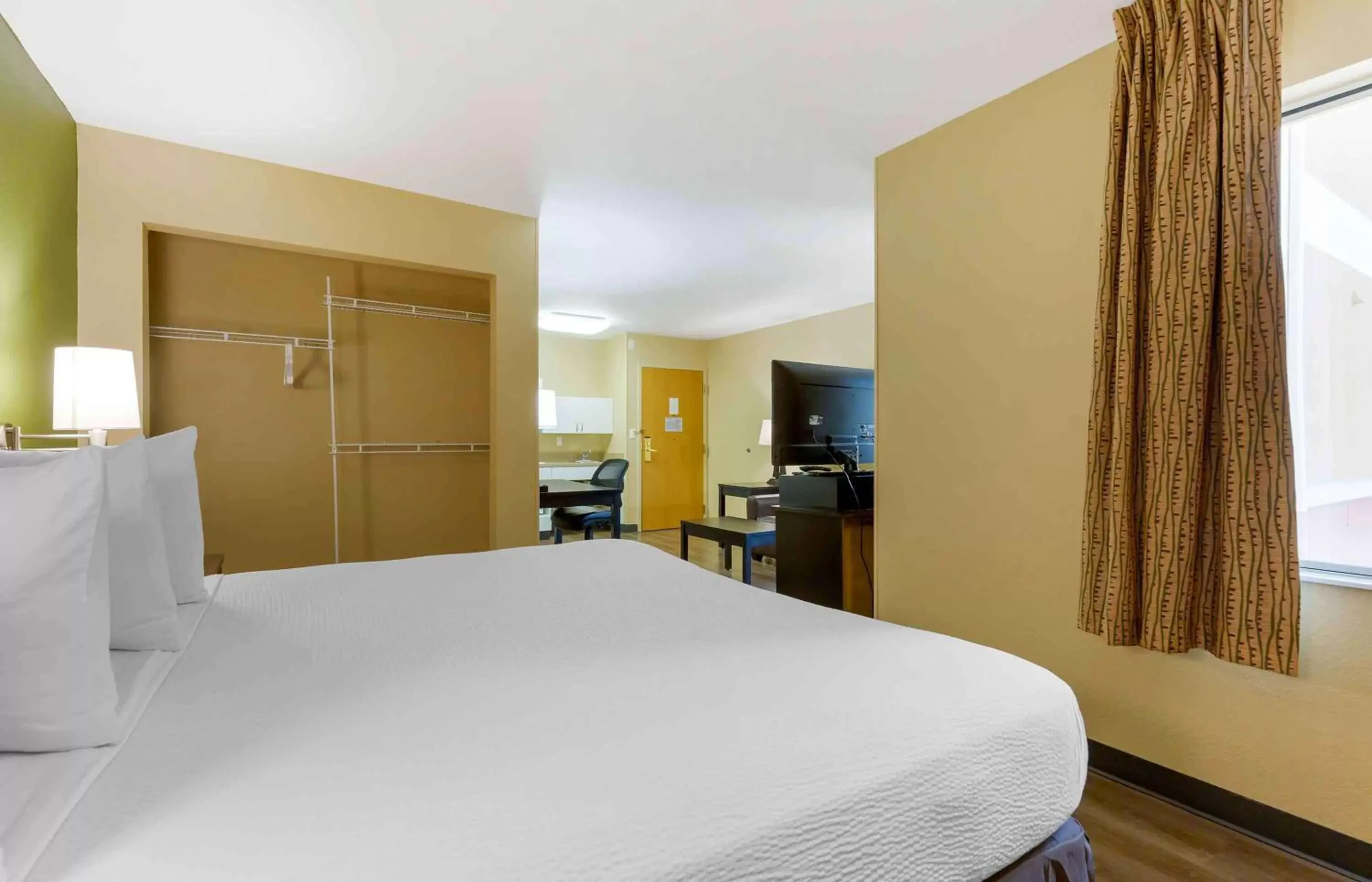 Bedroom, Bed in Extended Stay America Suites - Washington, DC - Fairfax