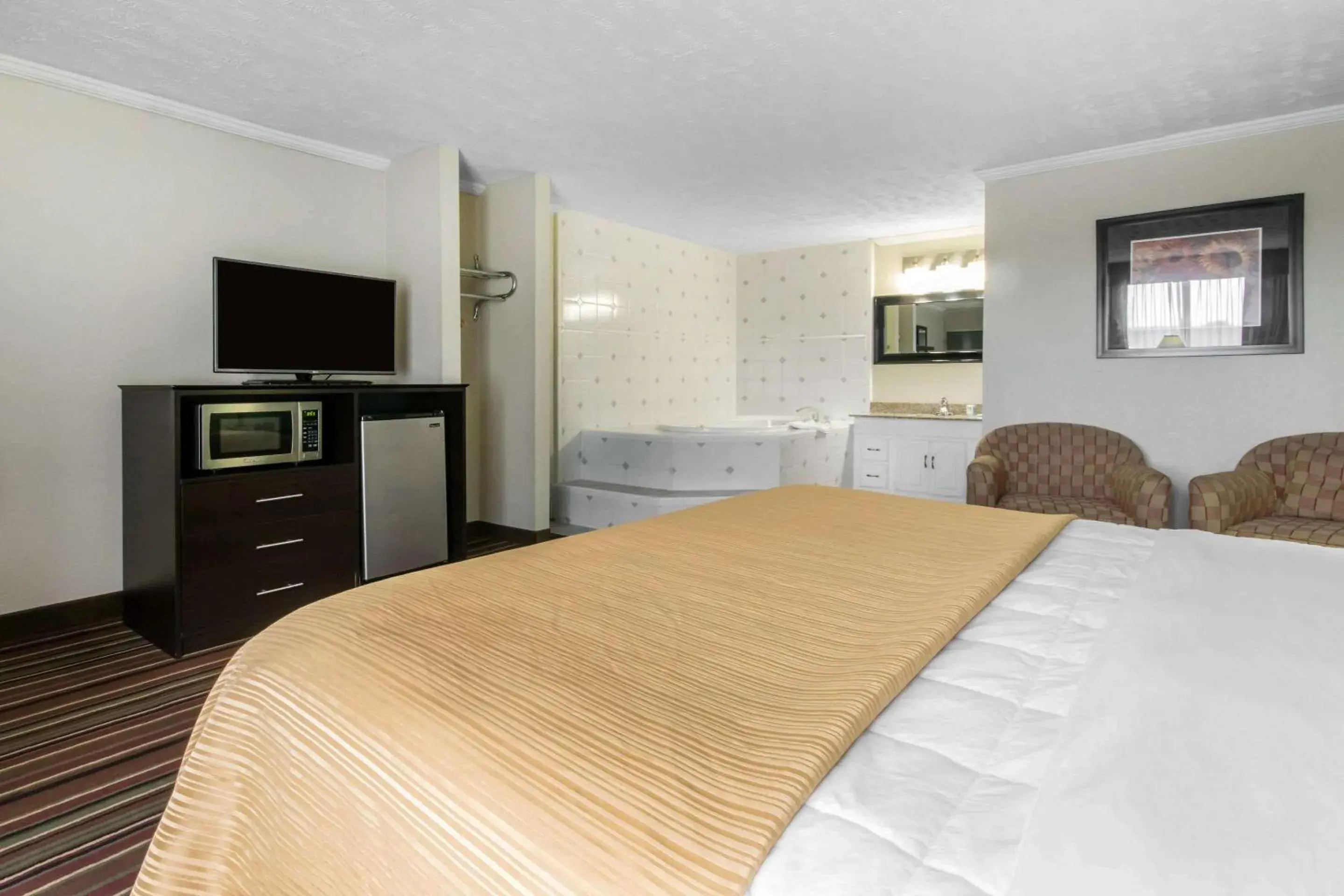 Photo of the whole room, Bed in Quality Inn & Suites - Horse Cave