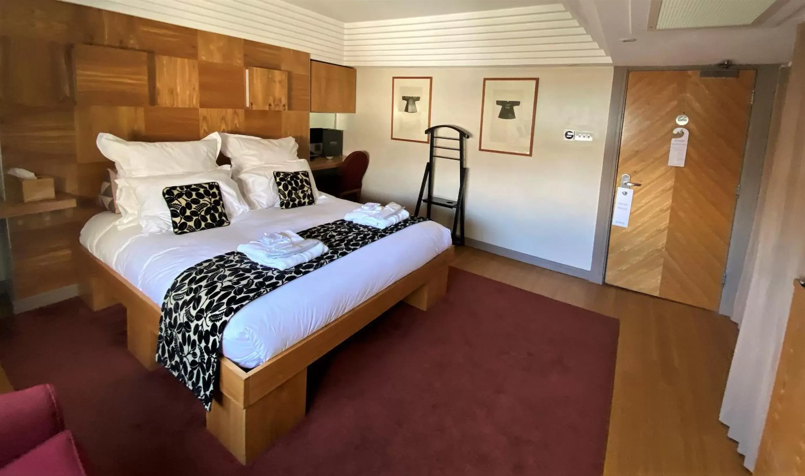 Bedroom, Bed in Drakes Hotel