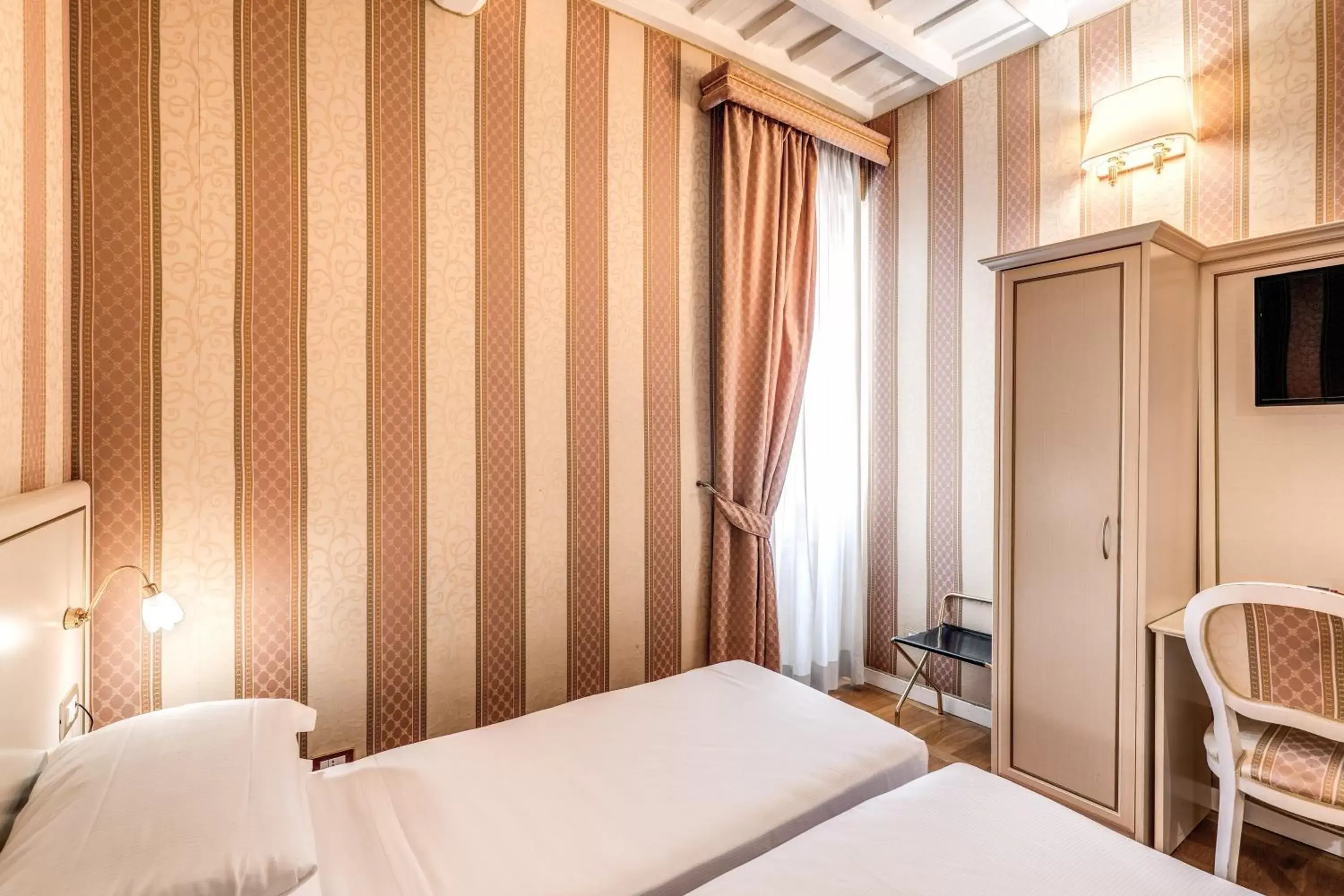 Bedroom, Bed in Relais Fontana Di Trevi Hotel