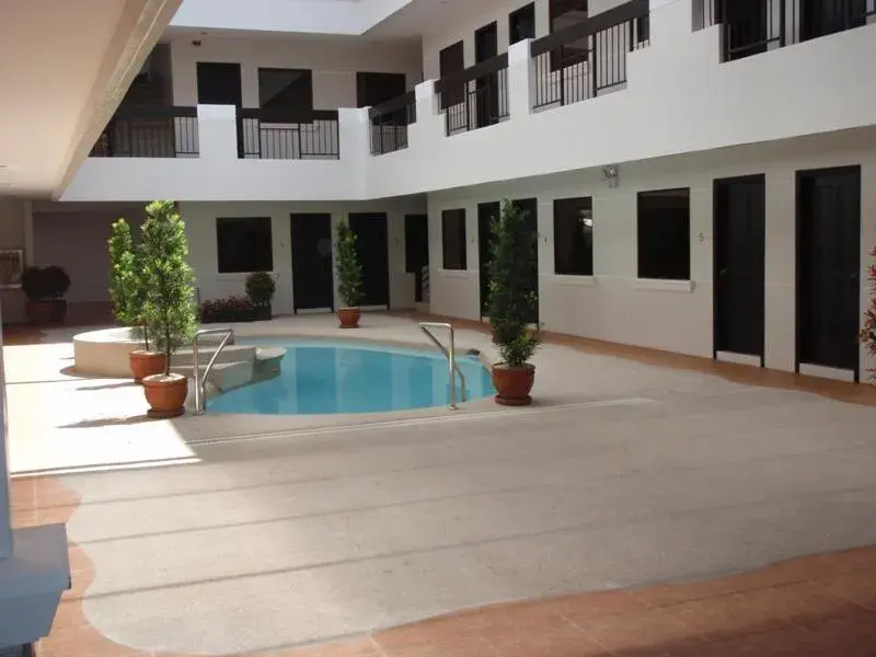 Property building, Swimming Pool in Boomerang Hotel