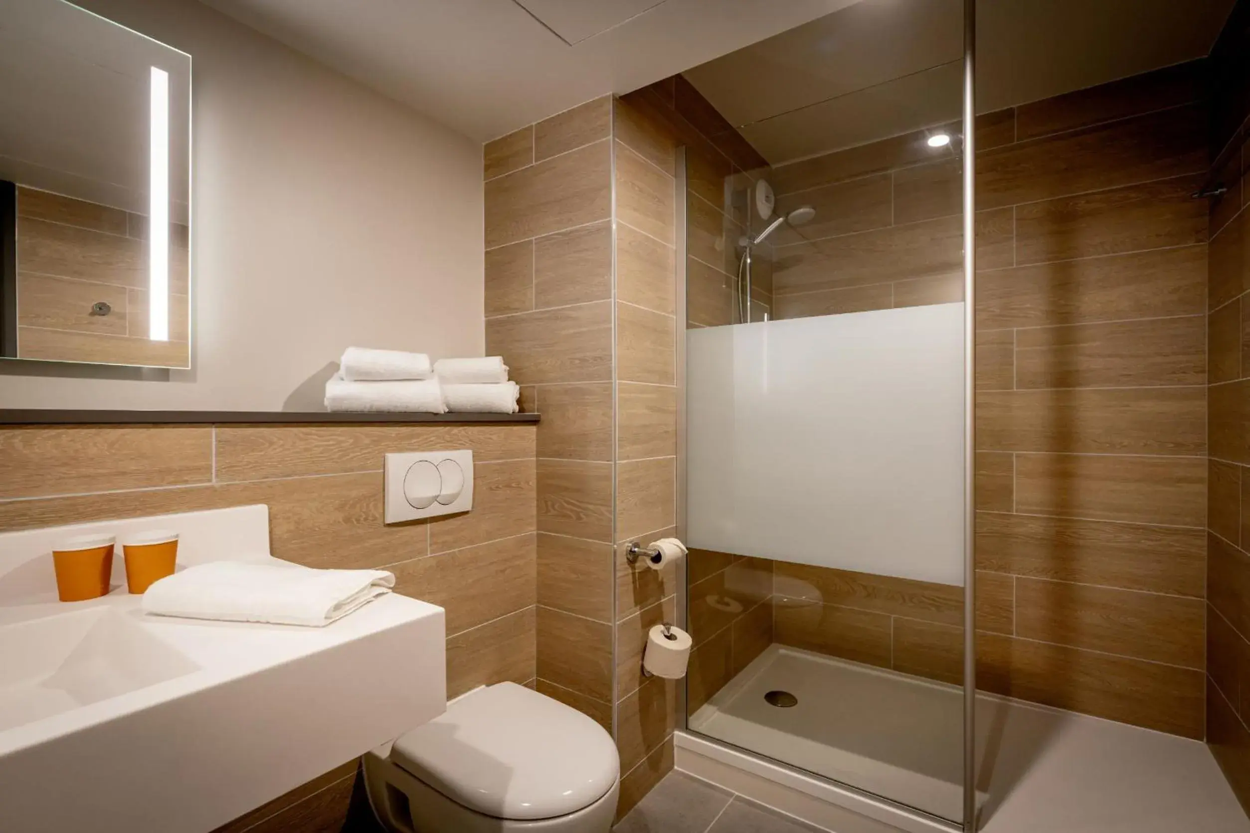 Bathroom in ibis Styles Valenciennes Petite Foret