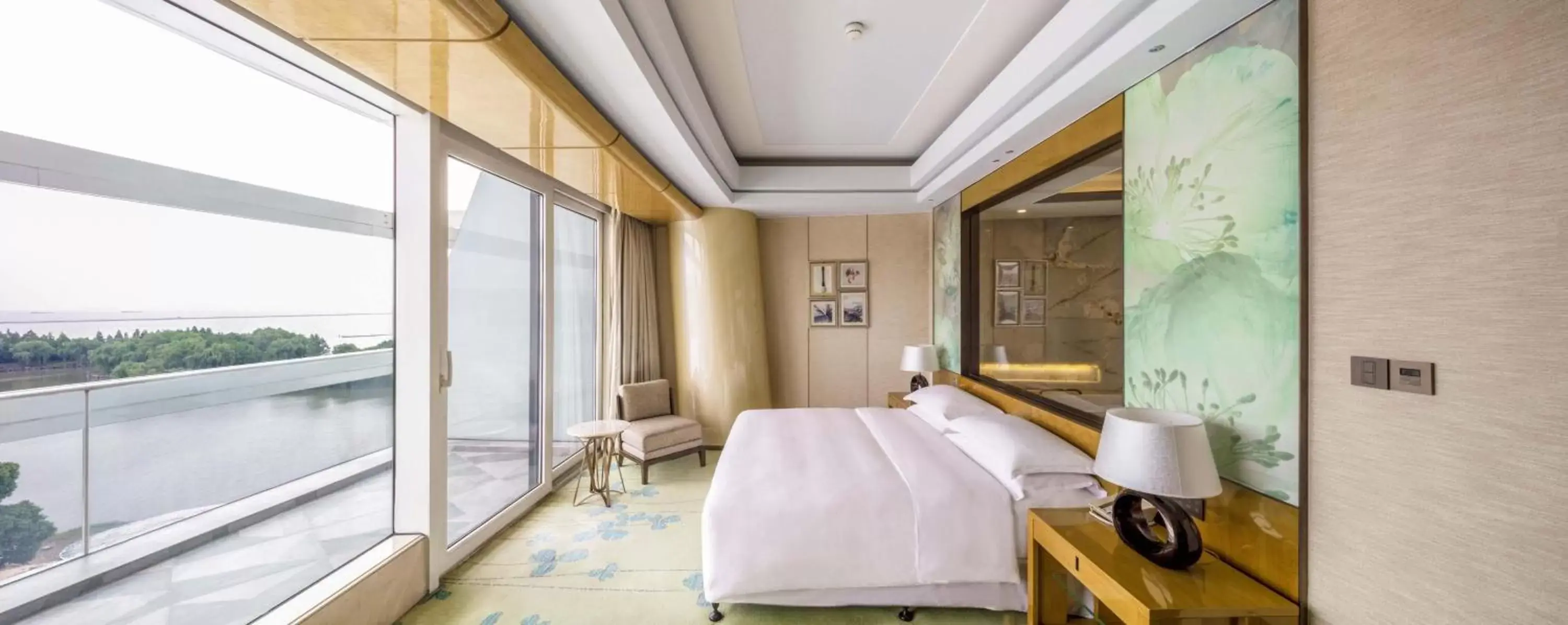 Bedroom in Sheraton Huzhou Taihu Lake Hot Spring Resort & Spa