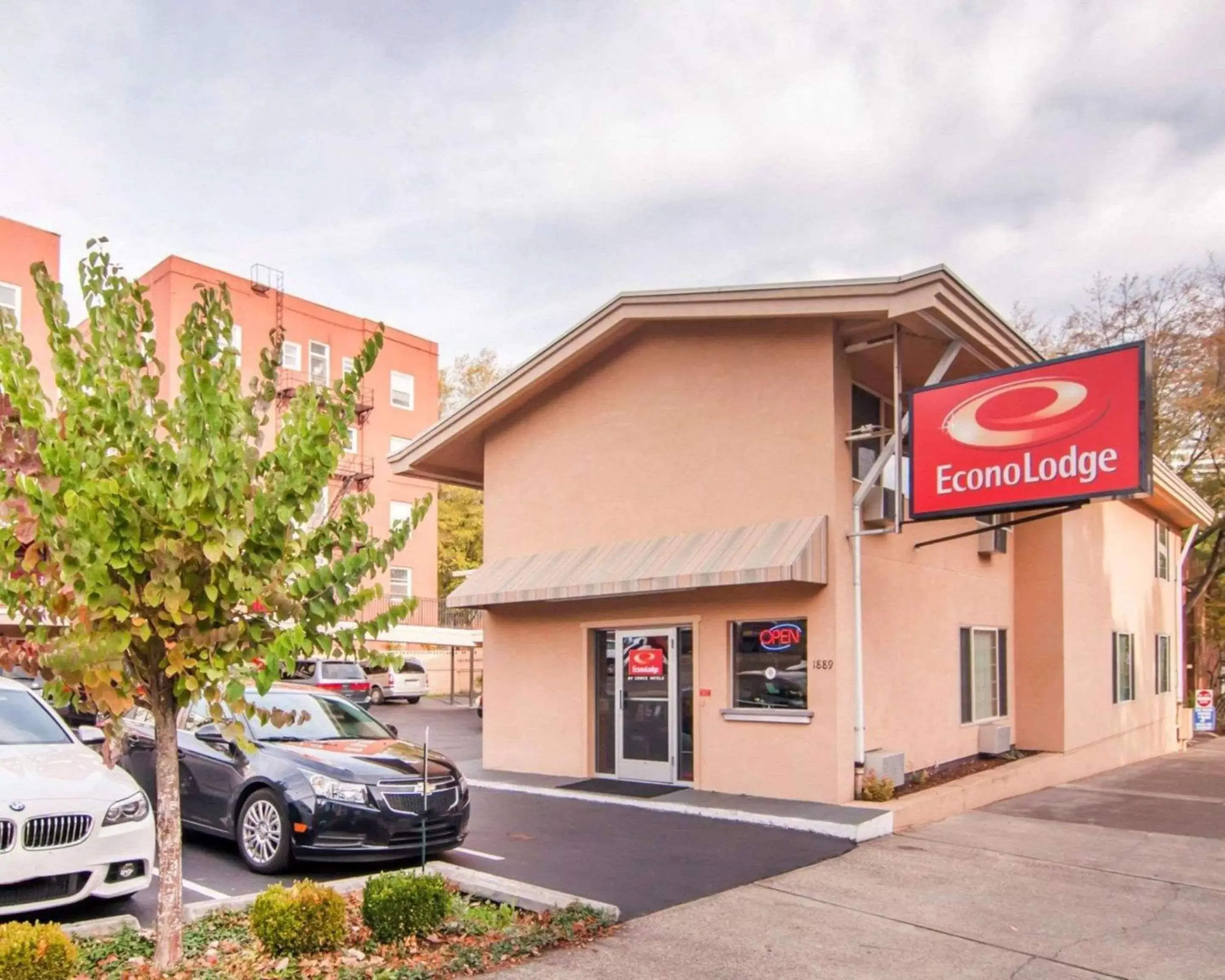 Property Building in Econo Lodge City Center