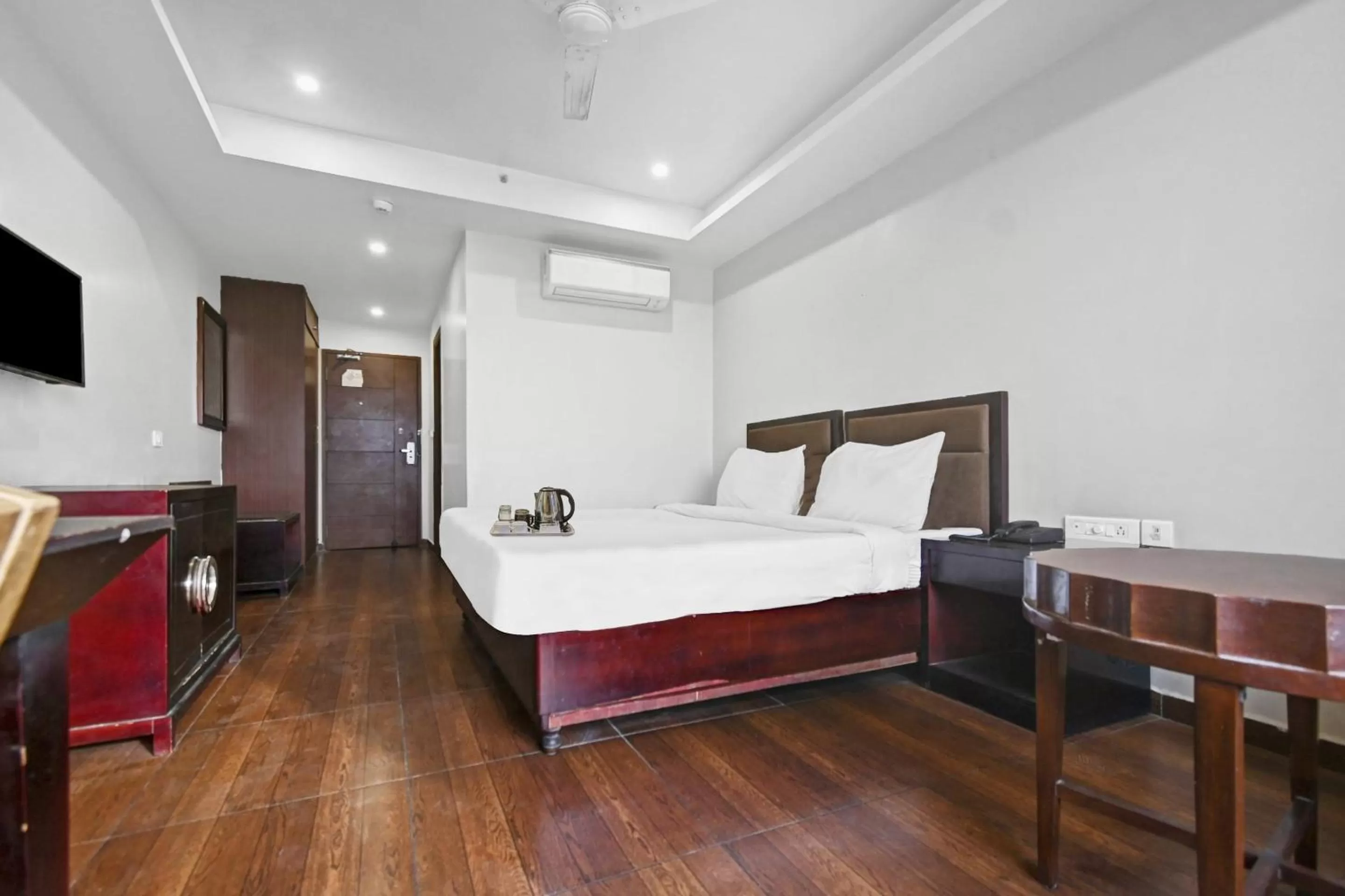 Bedroom, Bed in Super OYO Townhouse 132 Hotel The Grand