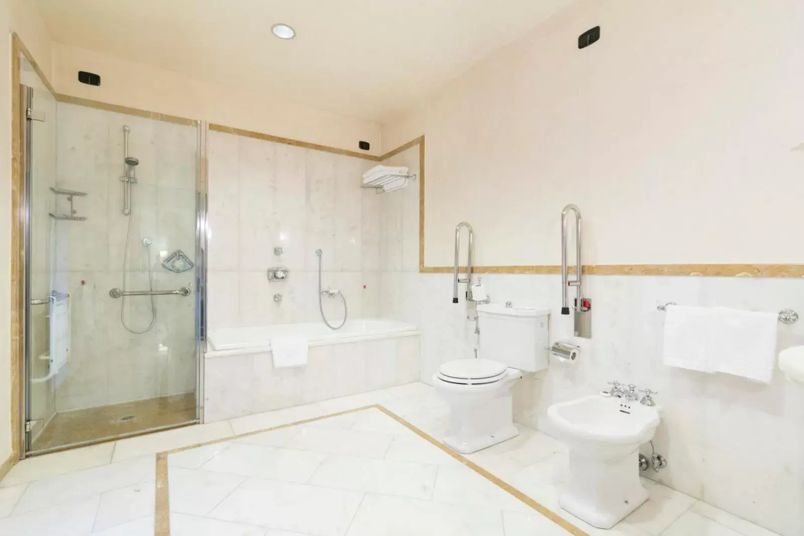 Shower, Bathroom in Albergo Delle Notarie