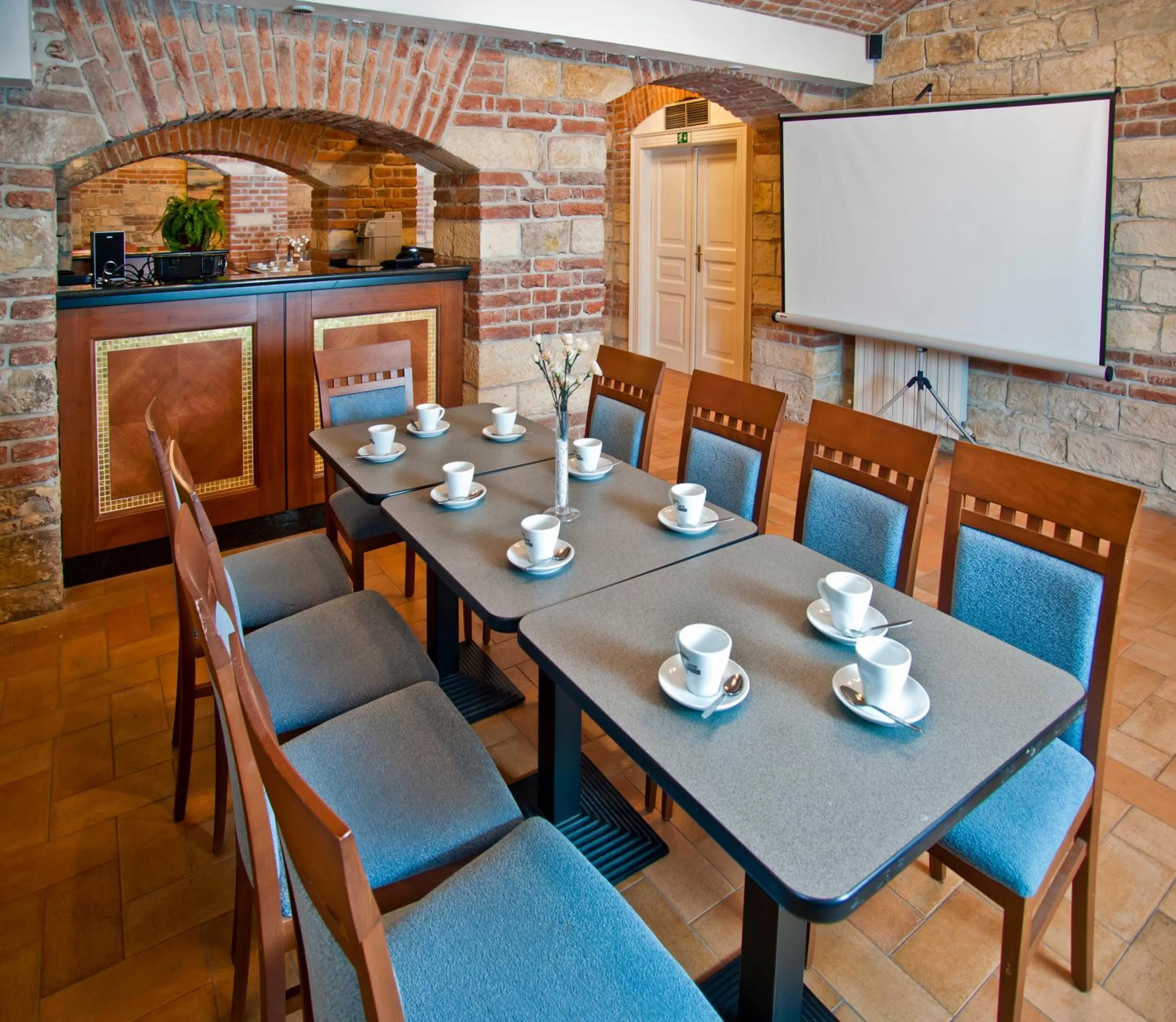 Restaurant/places to eat in Hotel Galileo