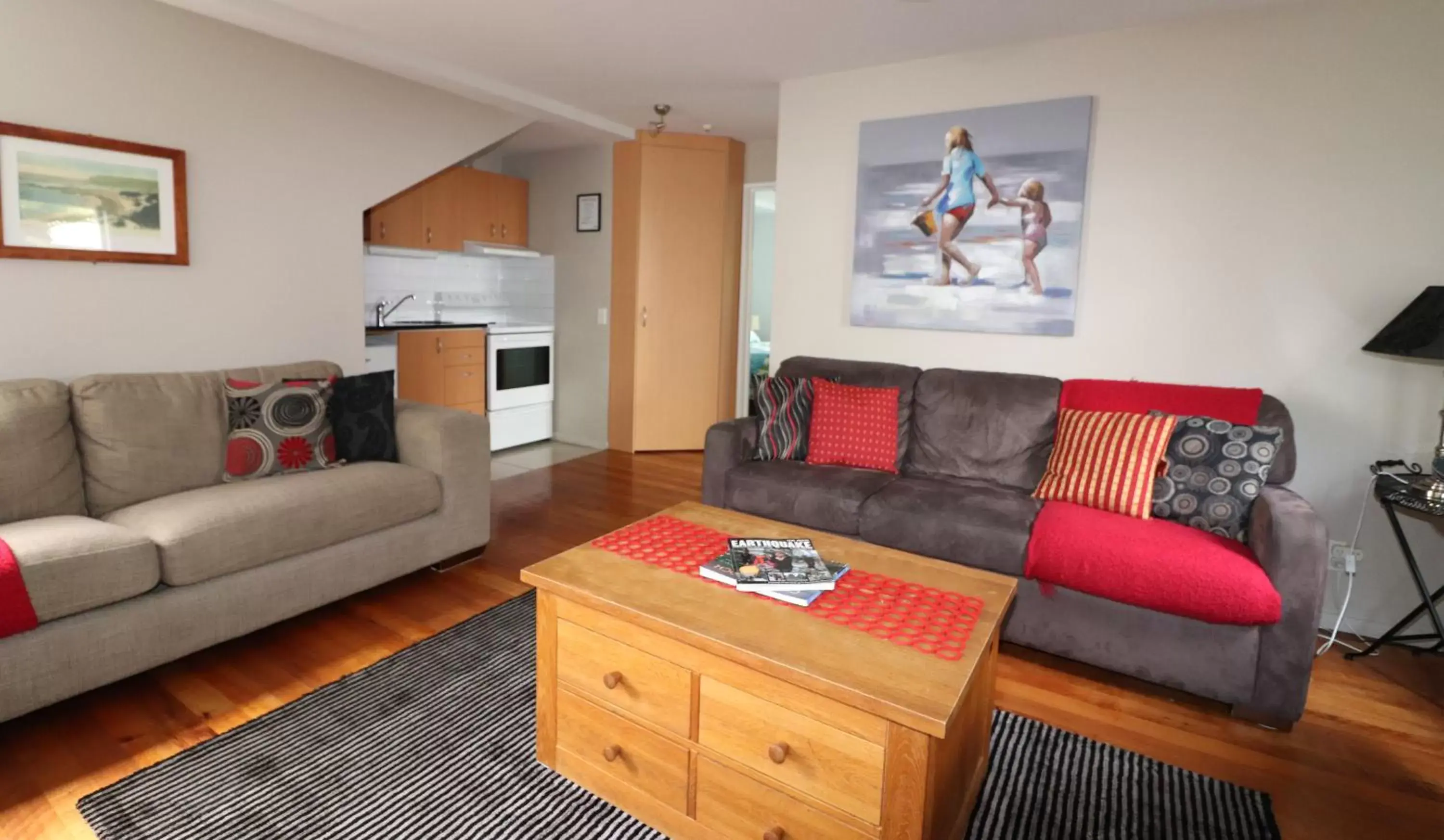 Kitchen or kitchenette, Seating Area in Sumner Bay Motel