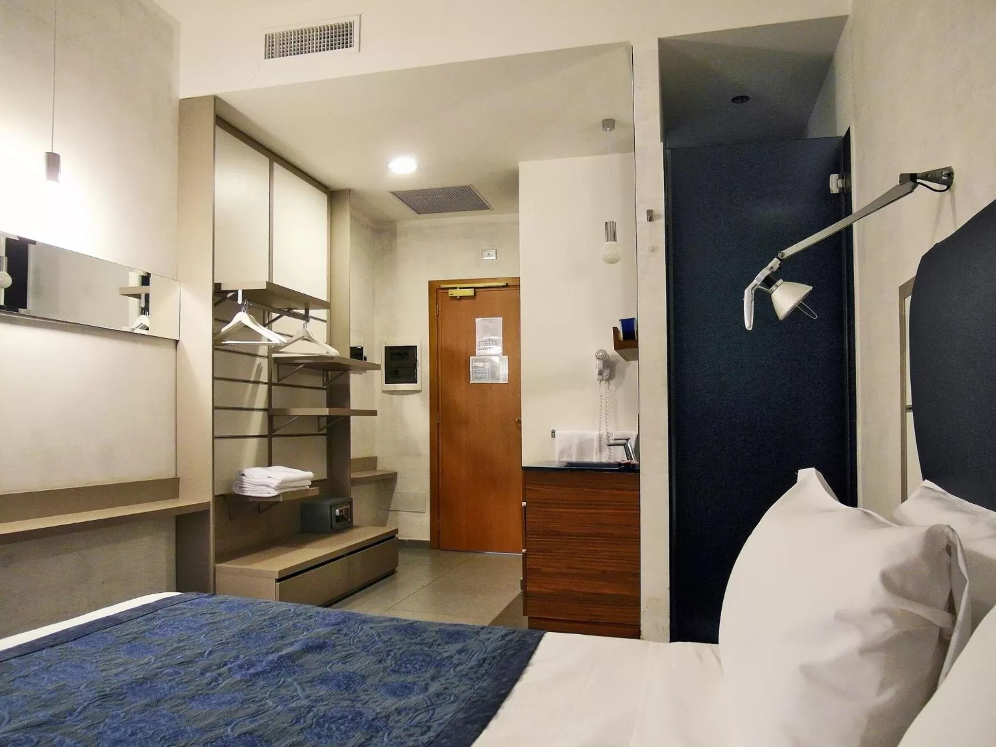 Photo of the whole room, Bed in Hotel California