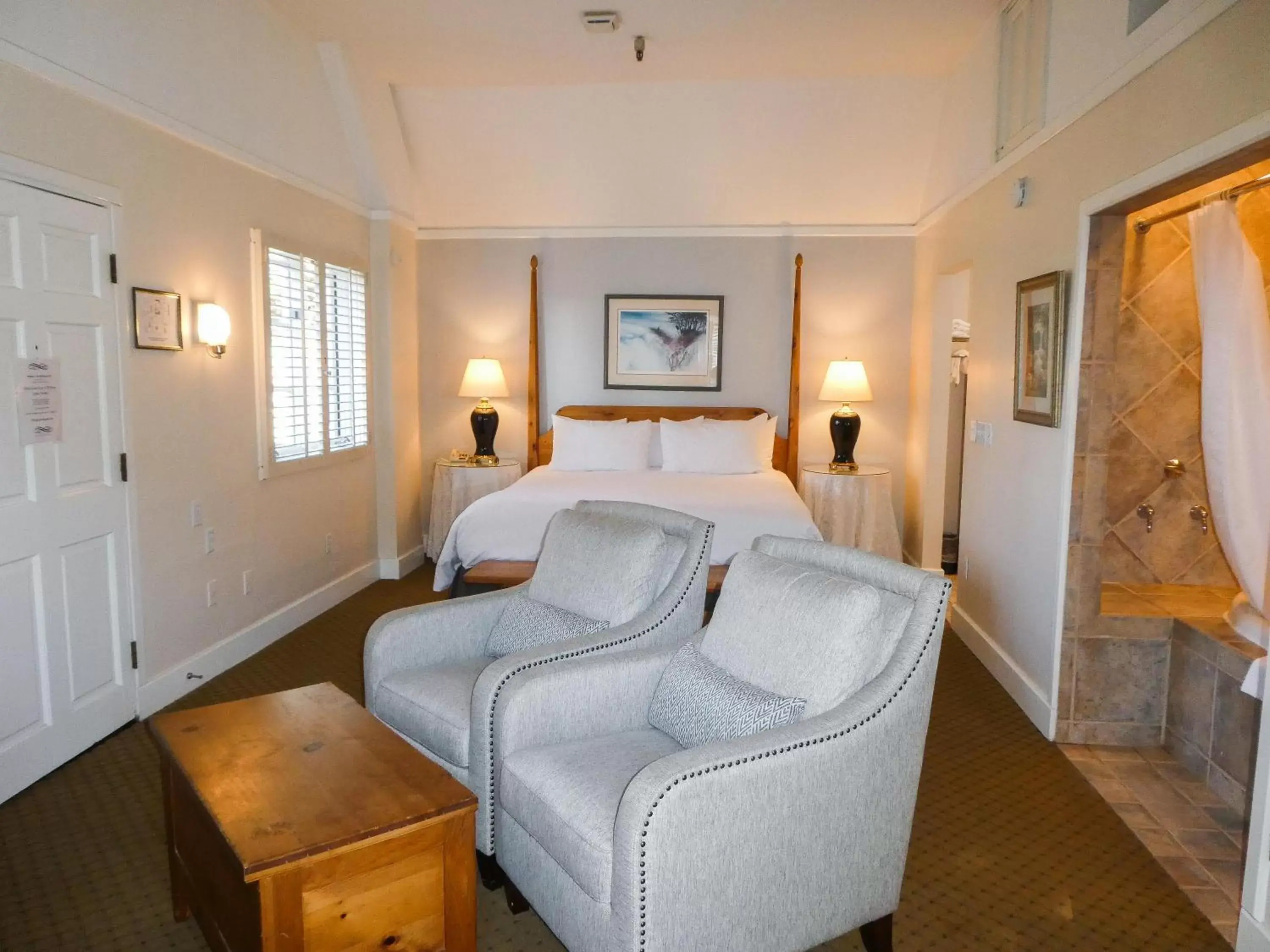 St. Anne Deluxe Room with Parking in Briarwood Inn