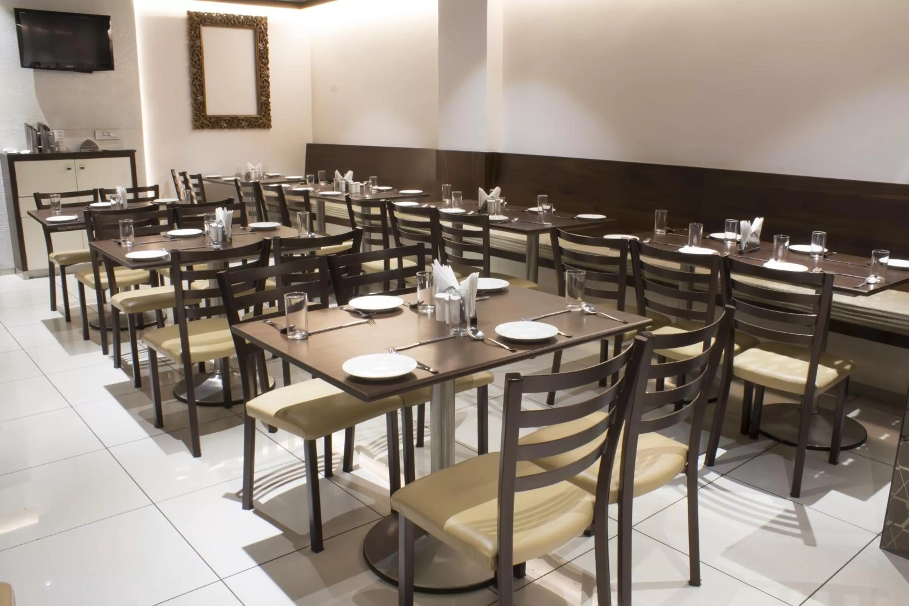 Restaurant/places to eat in Hotel SRI SRI EXECUTIVE KOLHAPUR NEAR MAHALAXMI TEMPLE