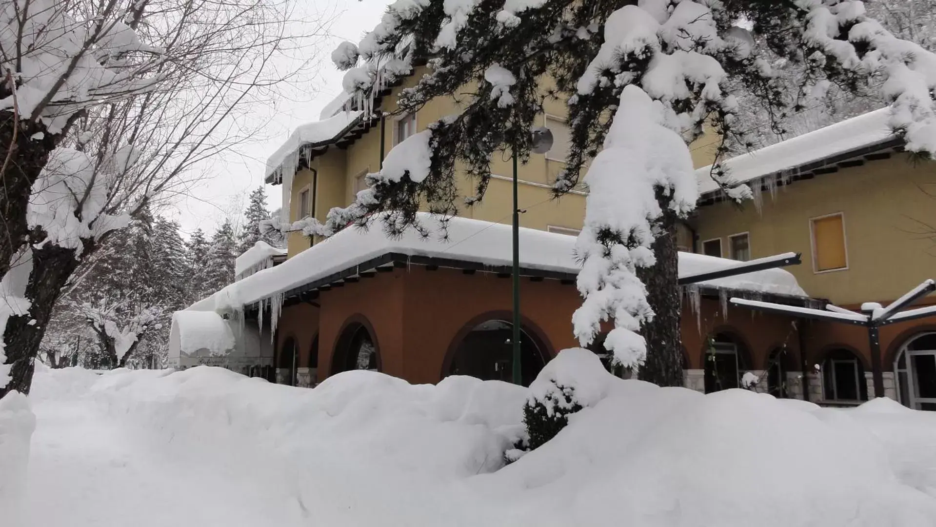 Facade/entrance, Winter in LH Hotel Del Lago Scanno