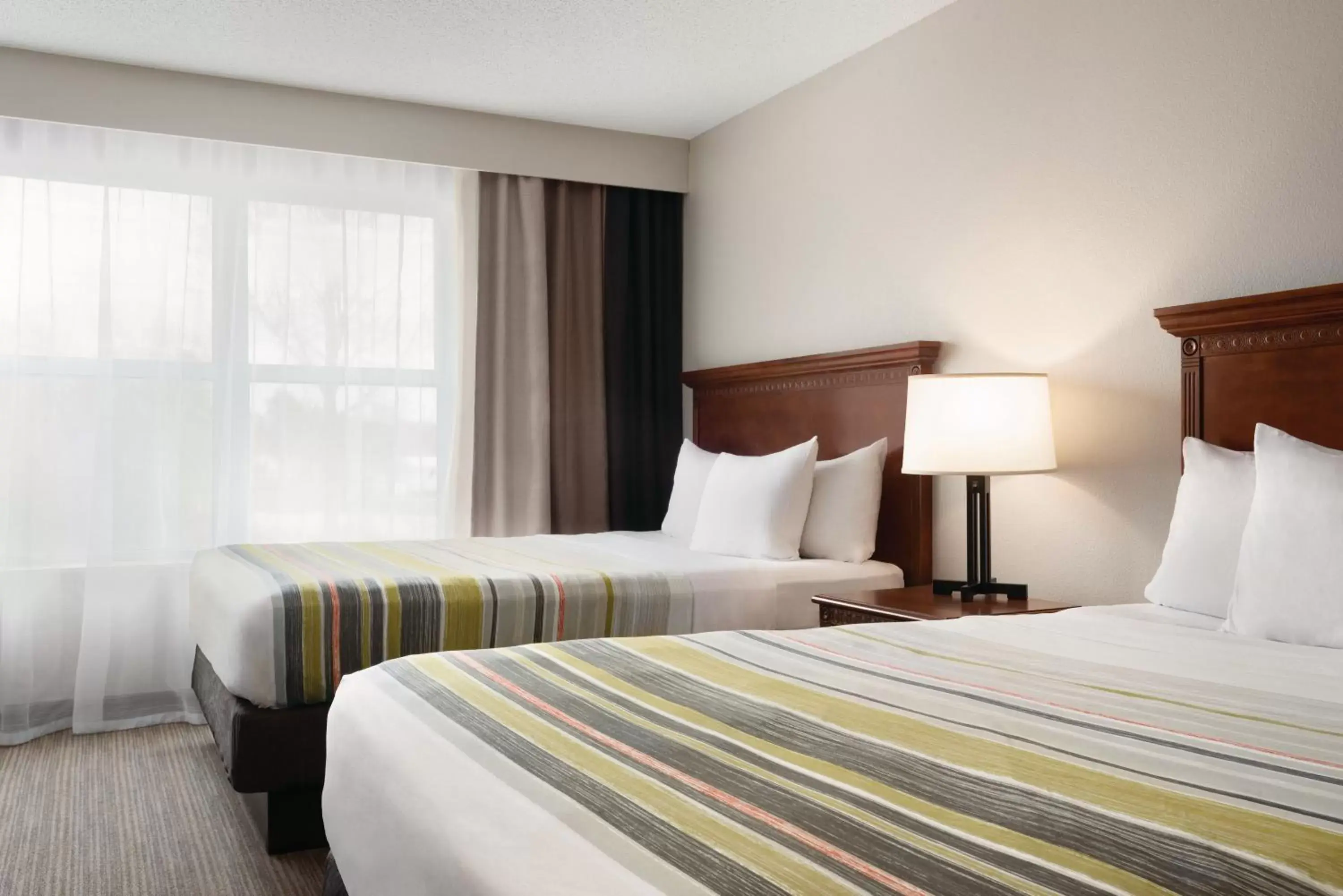 Property building, Bed in Country Inn & Suites by Radisson, Marinette, WI