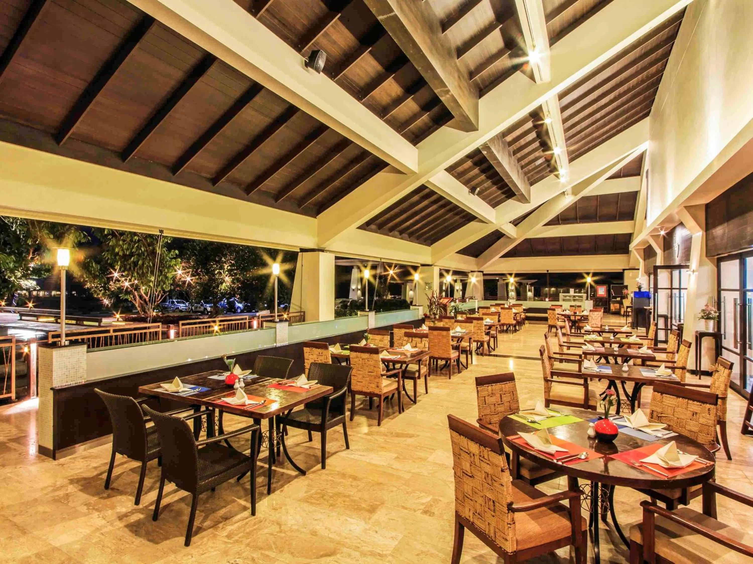 Restaurant/places to eat in The Nouveau Chumphon Beach Resort And Golf